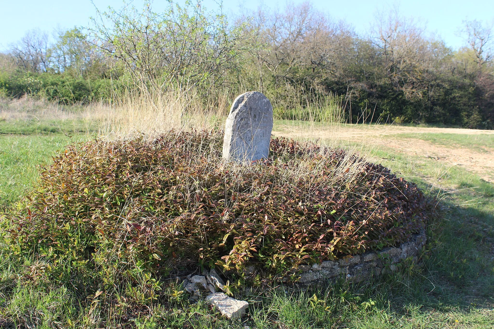 Photo showing: Borne armoriée du Mont-Morin, Mercurey.