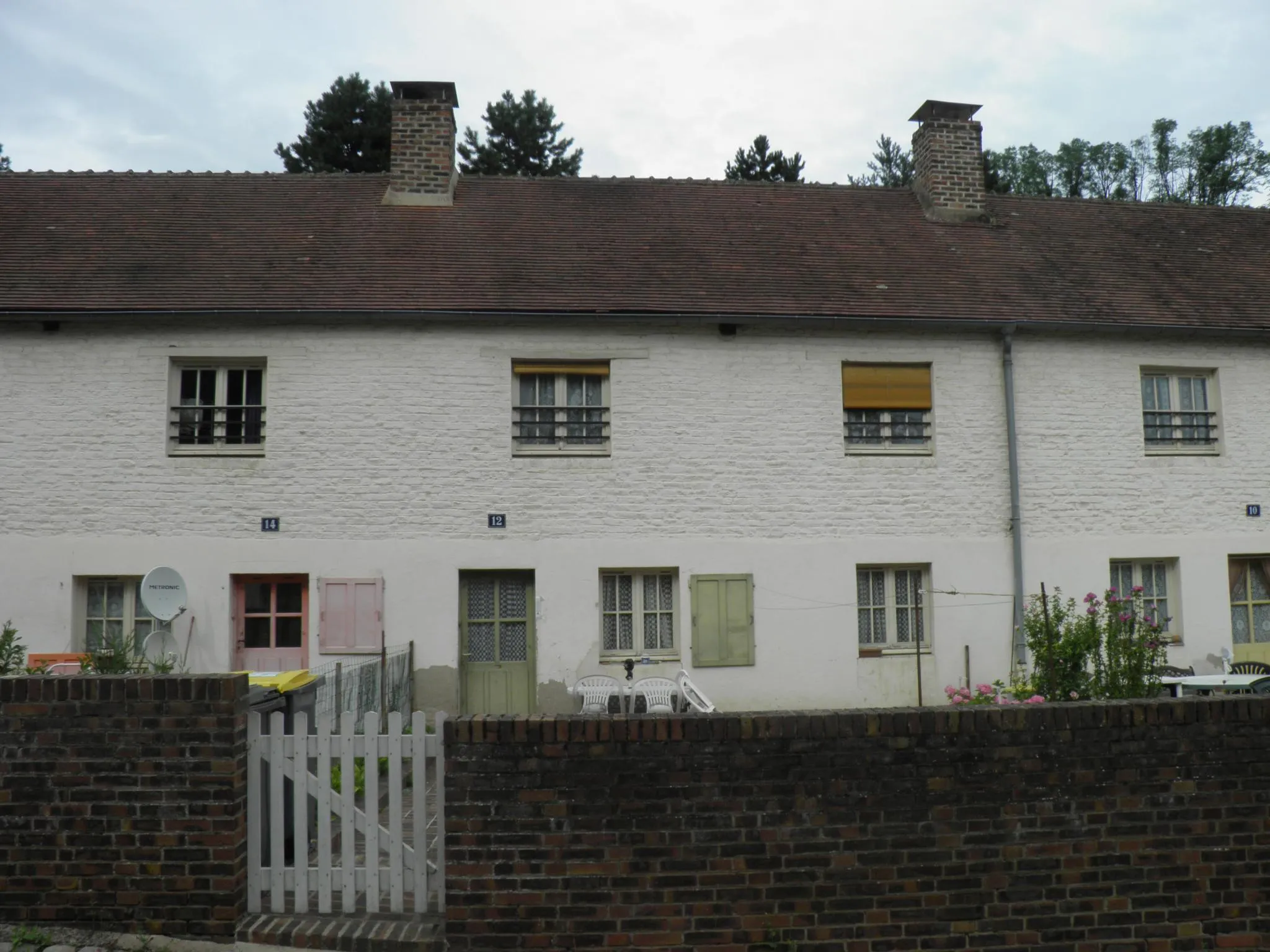 Photo showing: Cité ouvrière de la Combe des Mineurs au Creusot (Saône-et-Loire). La cité comprenait à l'origine 42 logements, tous avec un accès direct à la rue.