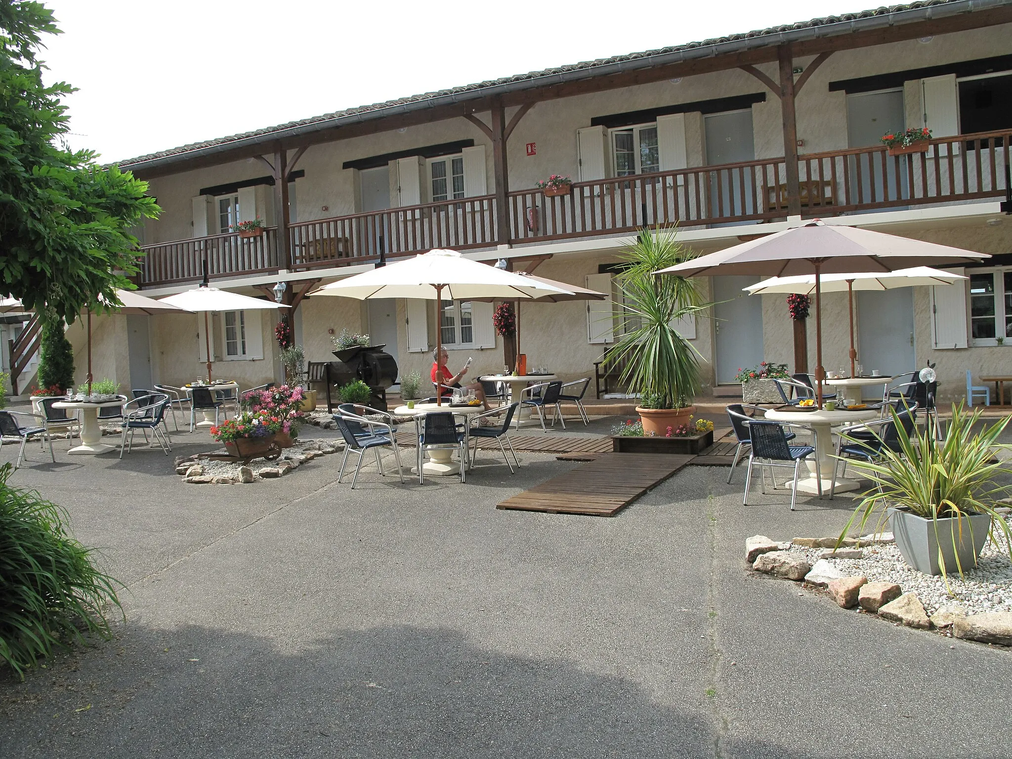 Photo showing: Yard of the hotel du Moulin de la Brevette (=Brevette mill hotel), Arbigny (Ain, France).