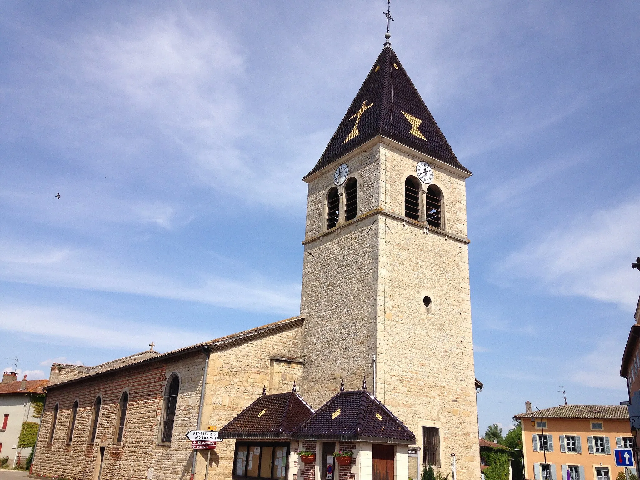 Photo showing: Vue de l'église de Saint-Etienne-Sur-Chalaronne depuis le carrefour du centre.