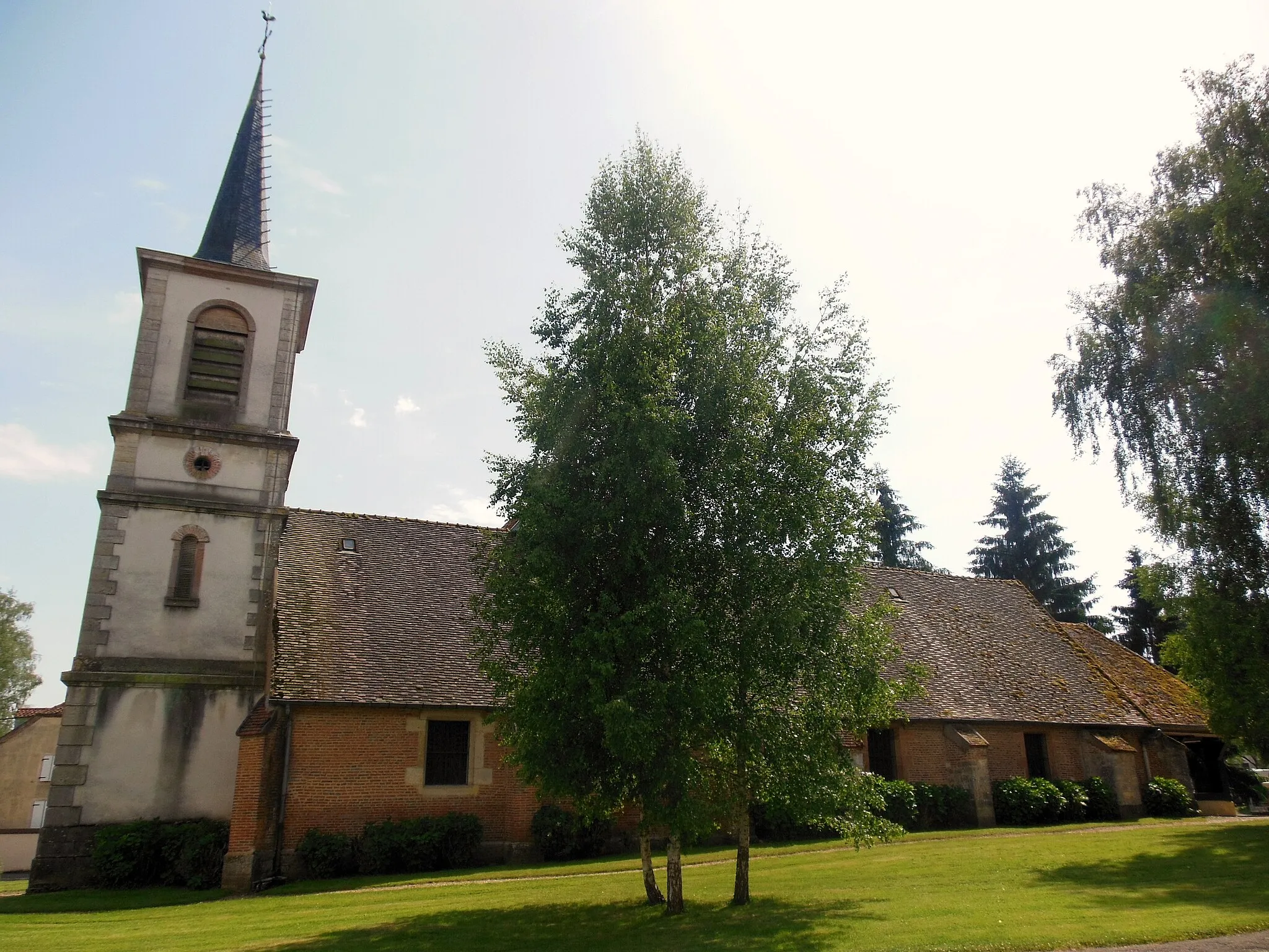 Photo showing: Eglise Saint-Michel, depuis la Rue des Rosiers, à Villers-les-Pots (21).