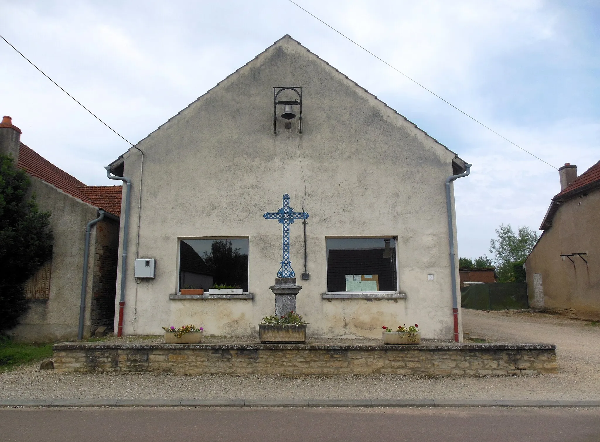 Photo showing: Croix (XIXe s) et chapelle (XXe s, installée dans une grange plus ancienne), Grande Rue, à Poncey-lès-Athée (21).