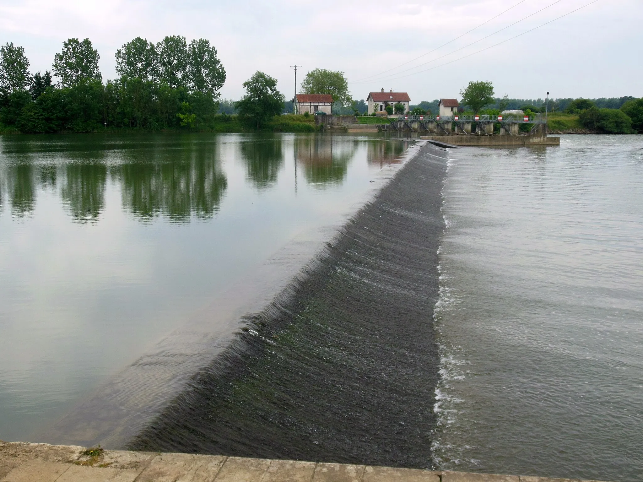 Photo showing: Barrage (XXe s), depuis la Rue Galante, à Poncey-lès-Athée (21).