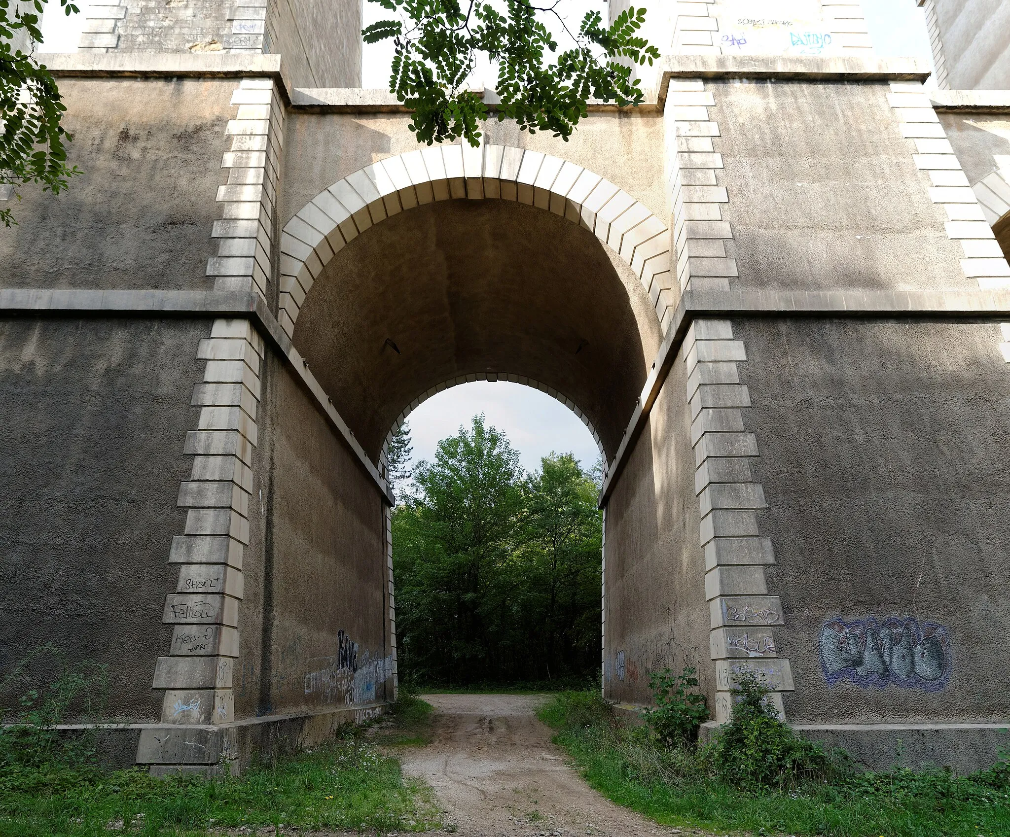 Photo showing: This building is indexed in the base Mérimée, a database of architectural heritage maintained by the French Ministry of Culture, under the reference PA00112462 .