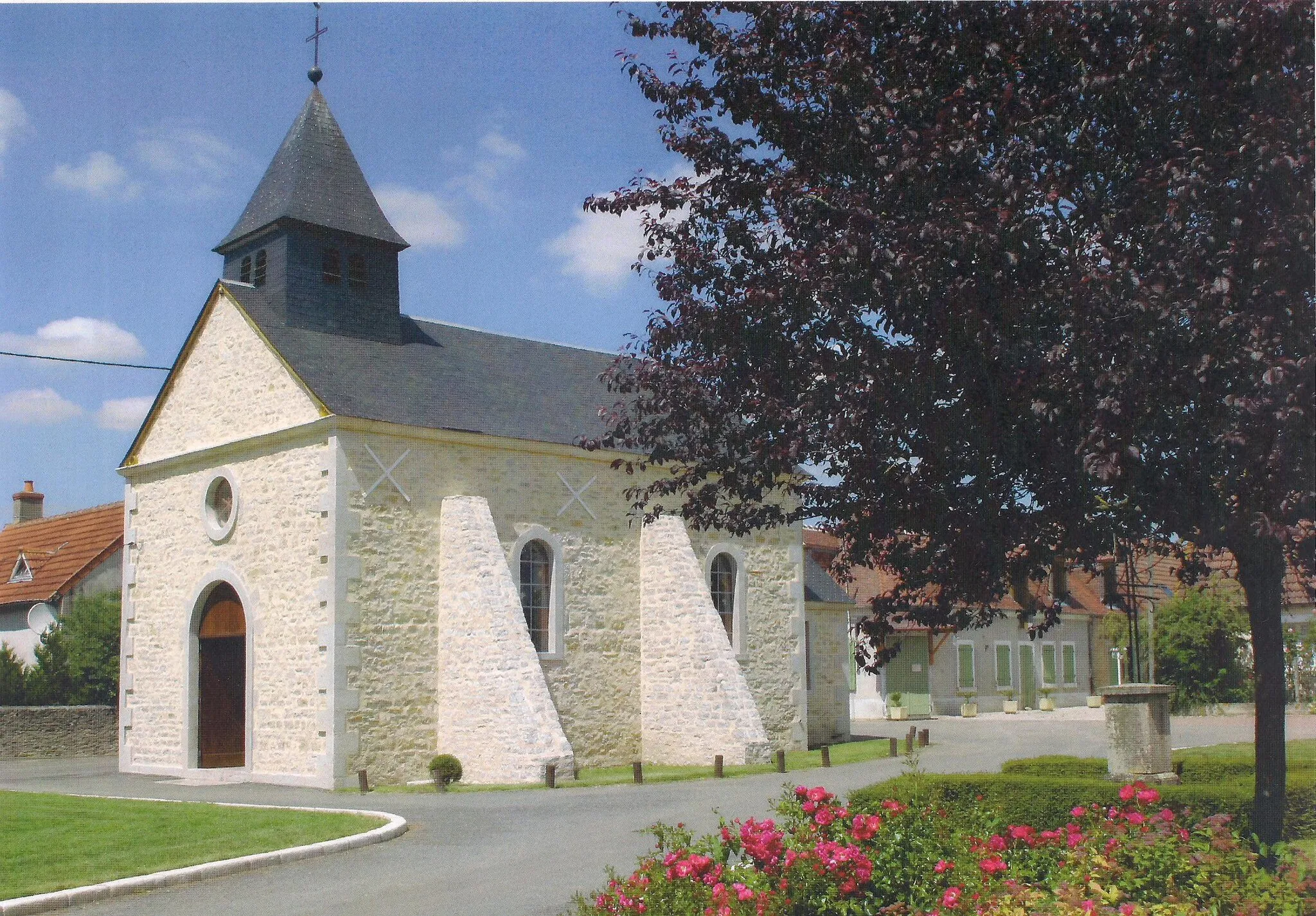 Photo showing: Eglise de Saint Aignan des Noyers (18600)