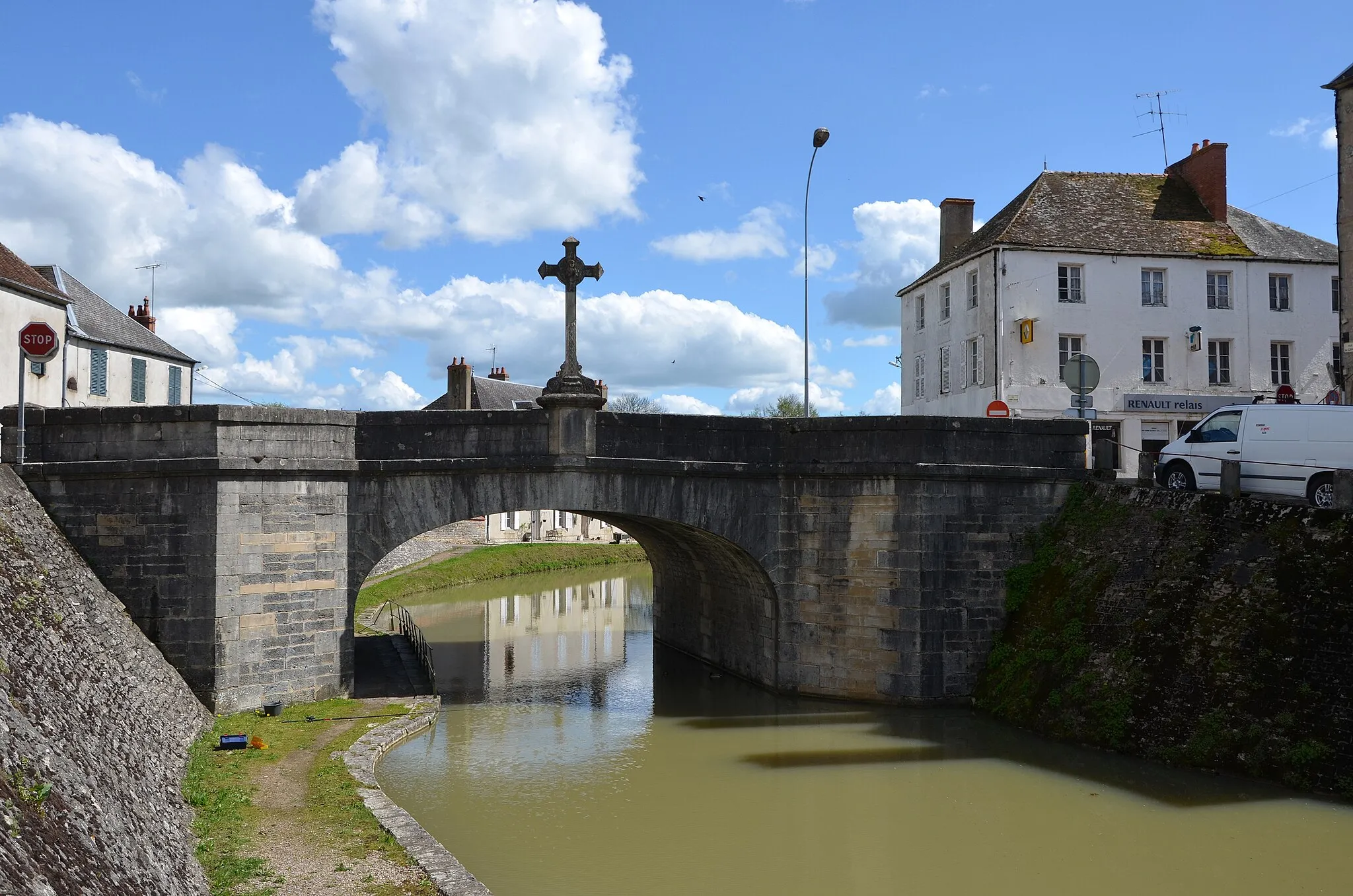 Photo showing: Bridge over the canal du Nivernais in Chatillon en Bazois, Nièvre, France