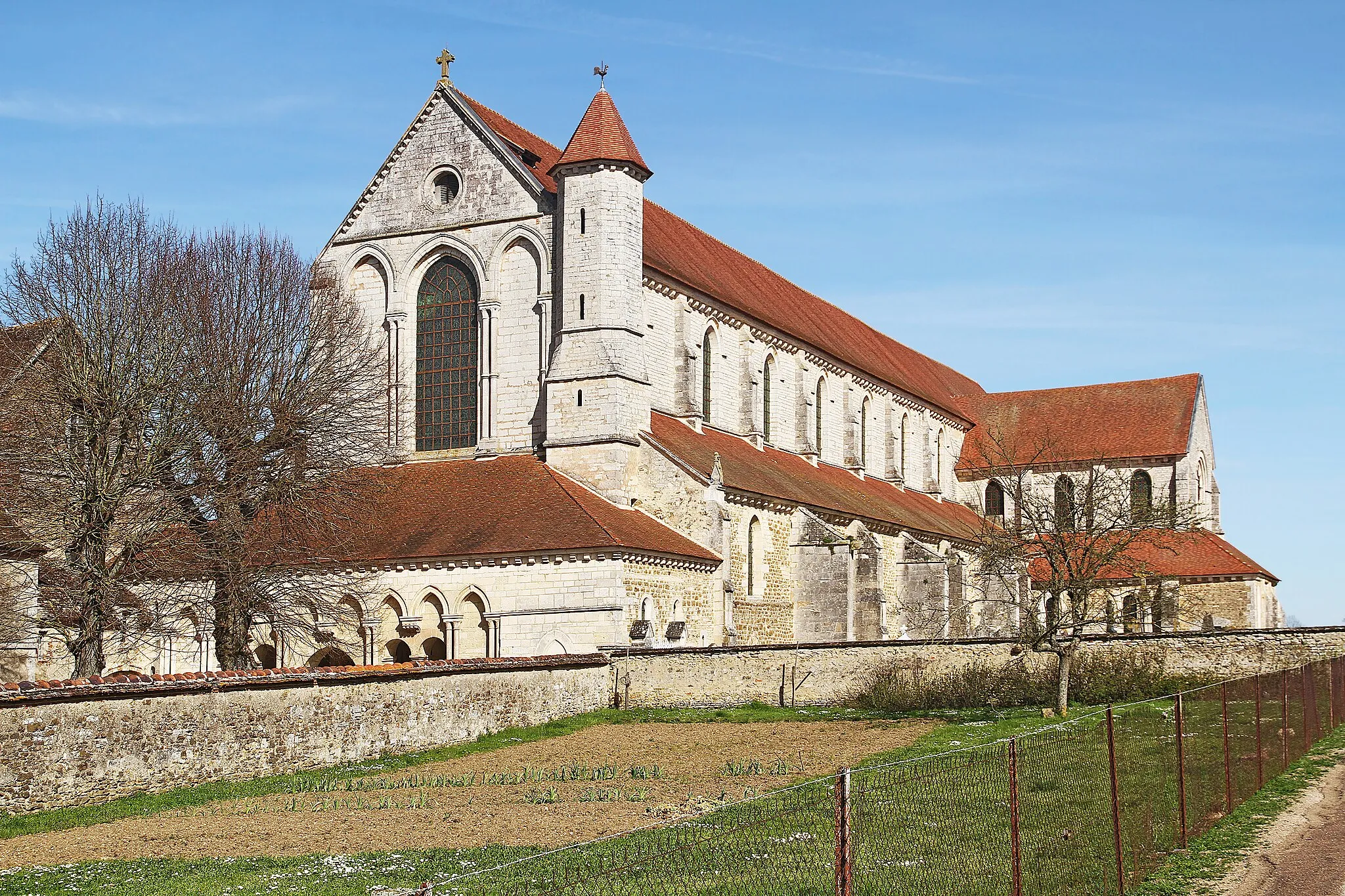 Photo showing: Potager et abbatiale de Pontigny