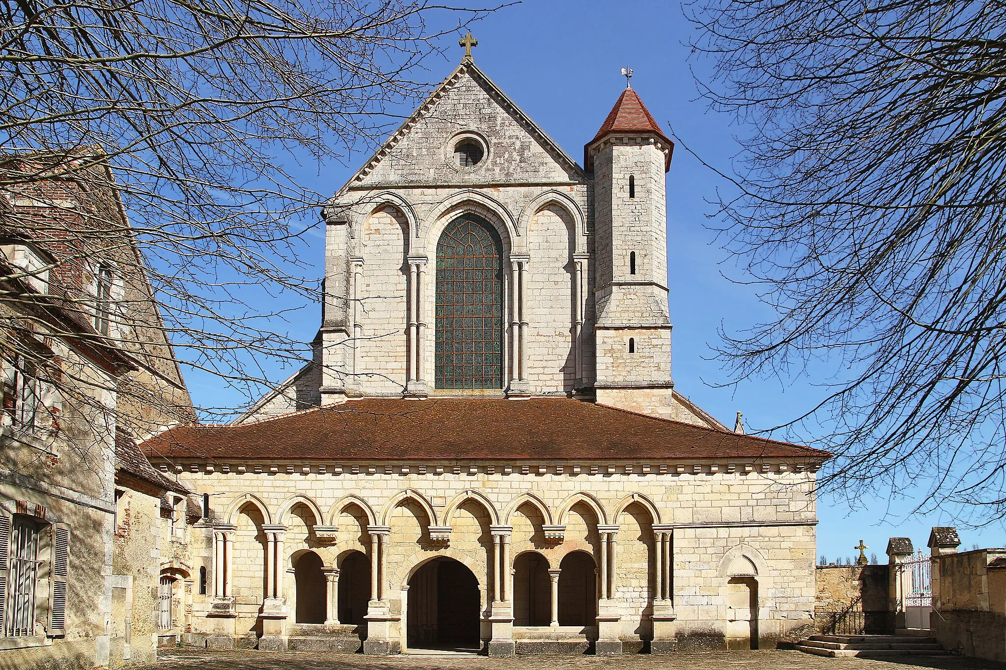 Photo showing: Façade de l'abbatiale de Pontigny