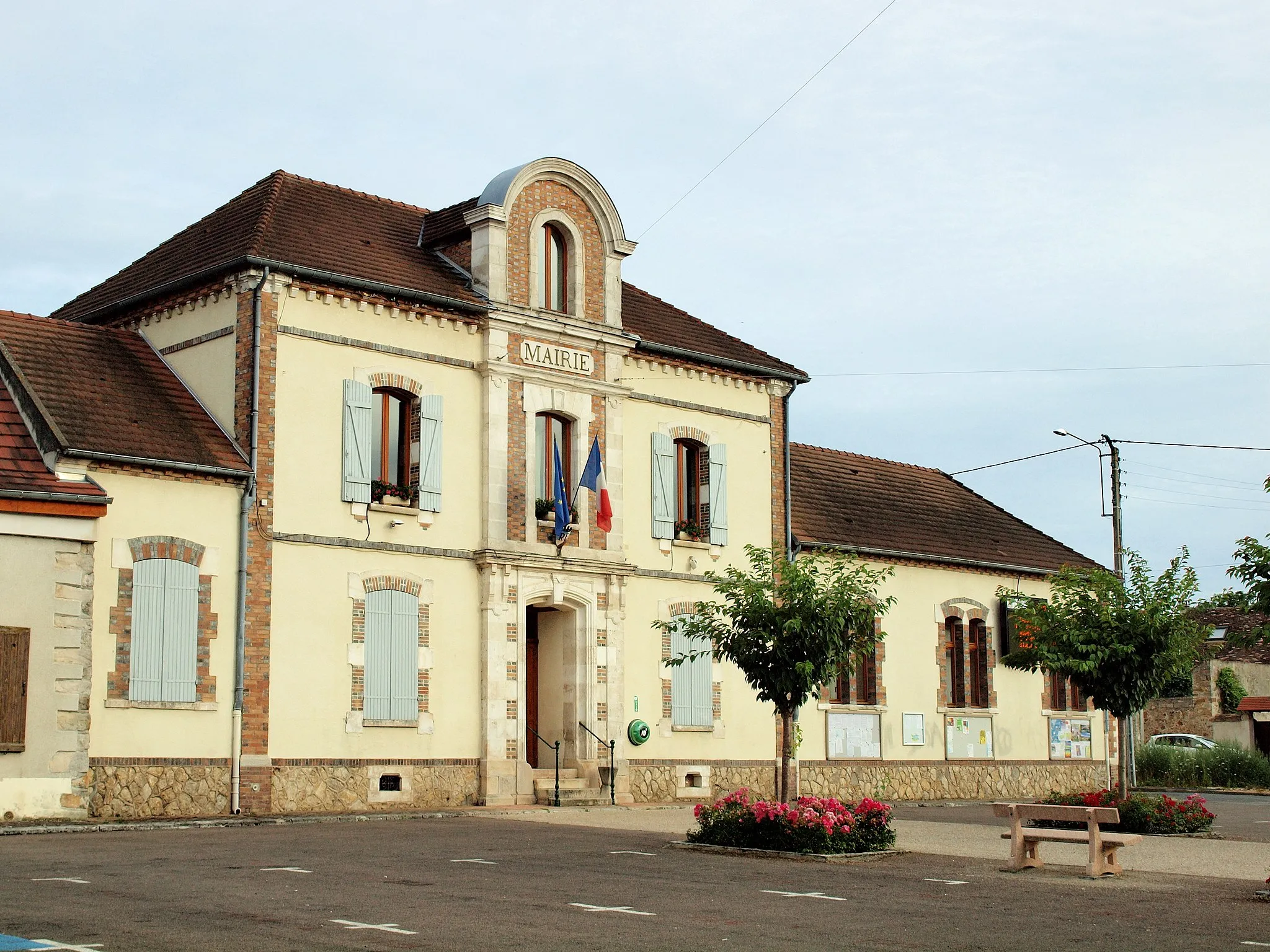 Photo showing: Mairie de Villeblevin (Yonne, France)