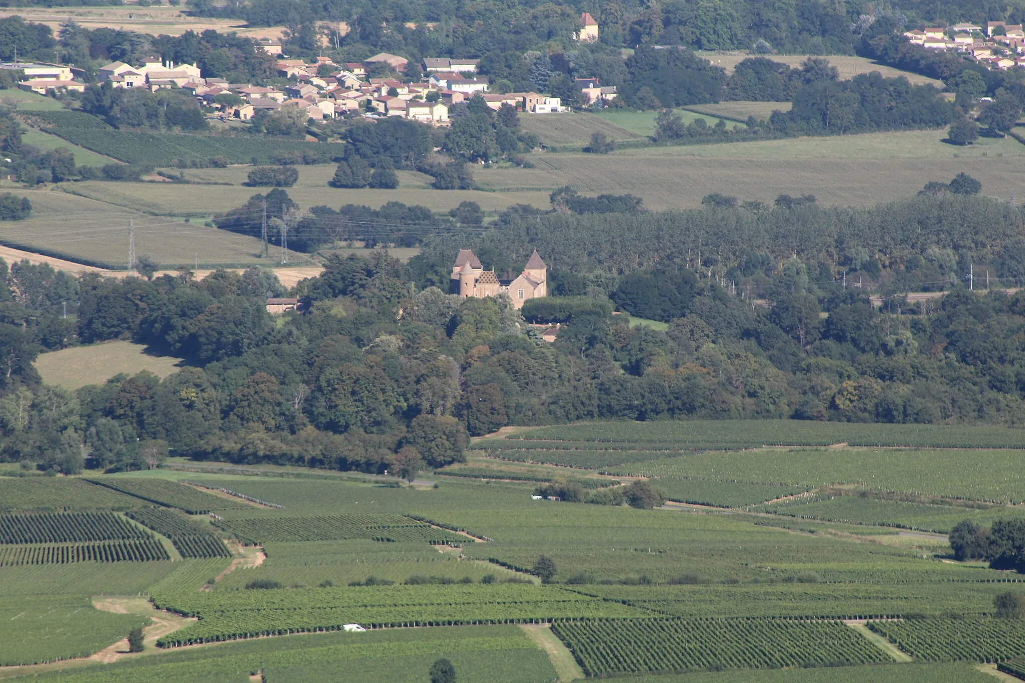 Photo showing: Vue sur le château de Saint-Léger à Charnay-lès-Mâcon depuis la roche de Solutré.