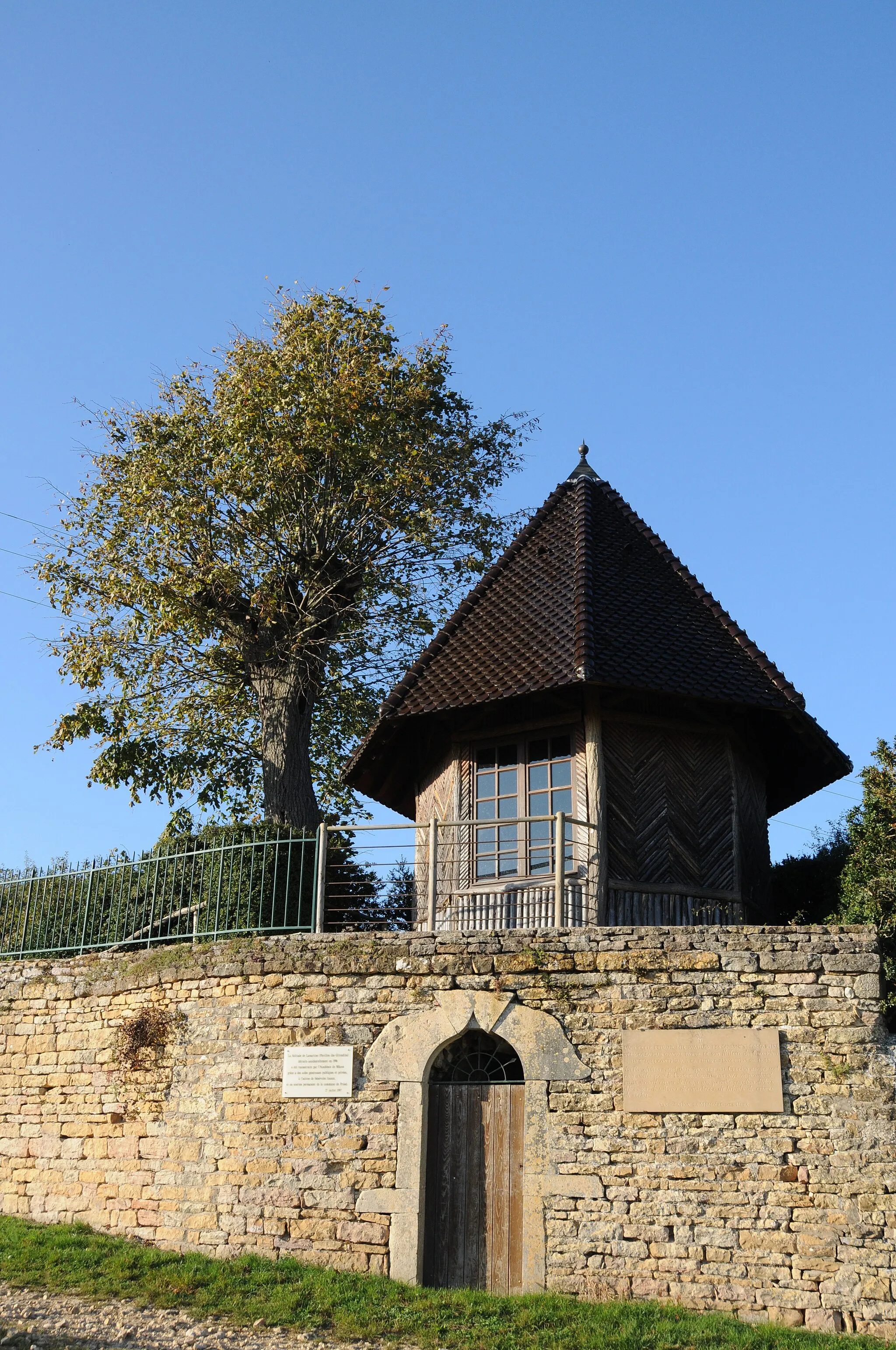 Photo showing: La solitude appelée également "Pavillon des Girondins", est la propriété de l'Académie de Mâcon. Alphonse de Lamartine y écrira notamment "Le voyage en Orient" et "l'Histoire des Girondins".