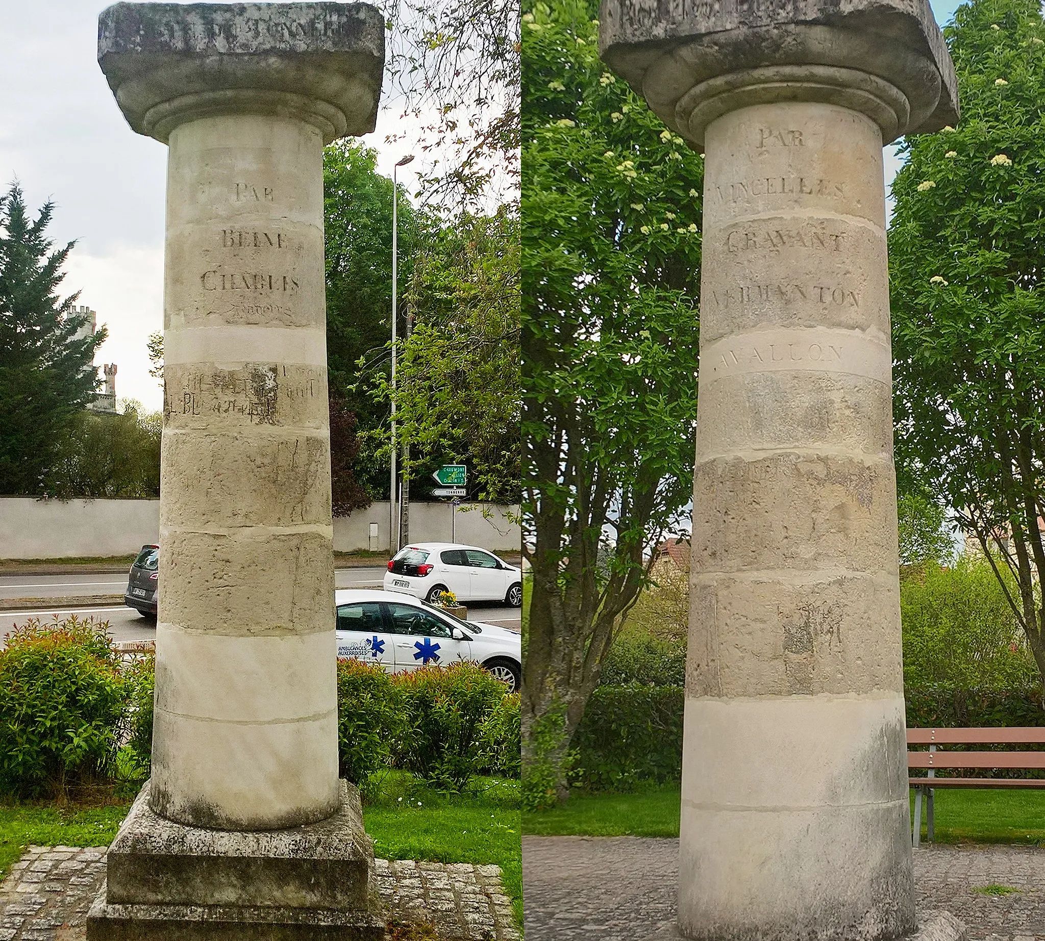 Photo showing: Auxerre, borne-colonne à l'intersection de la route d'Avallon et de l'ancienne route de Chablis.