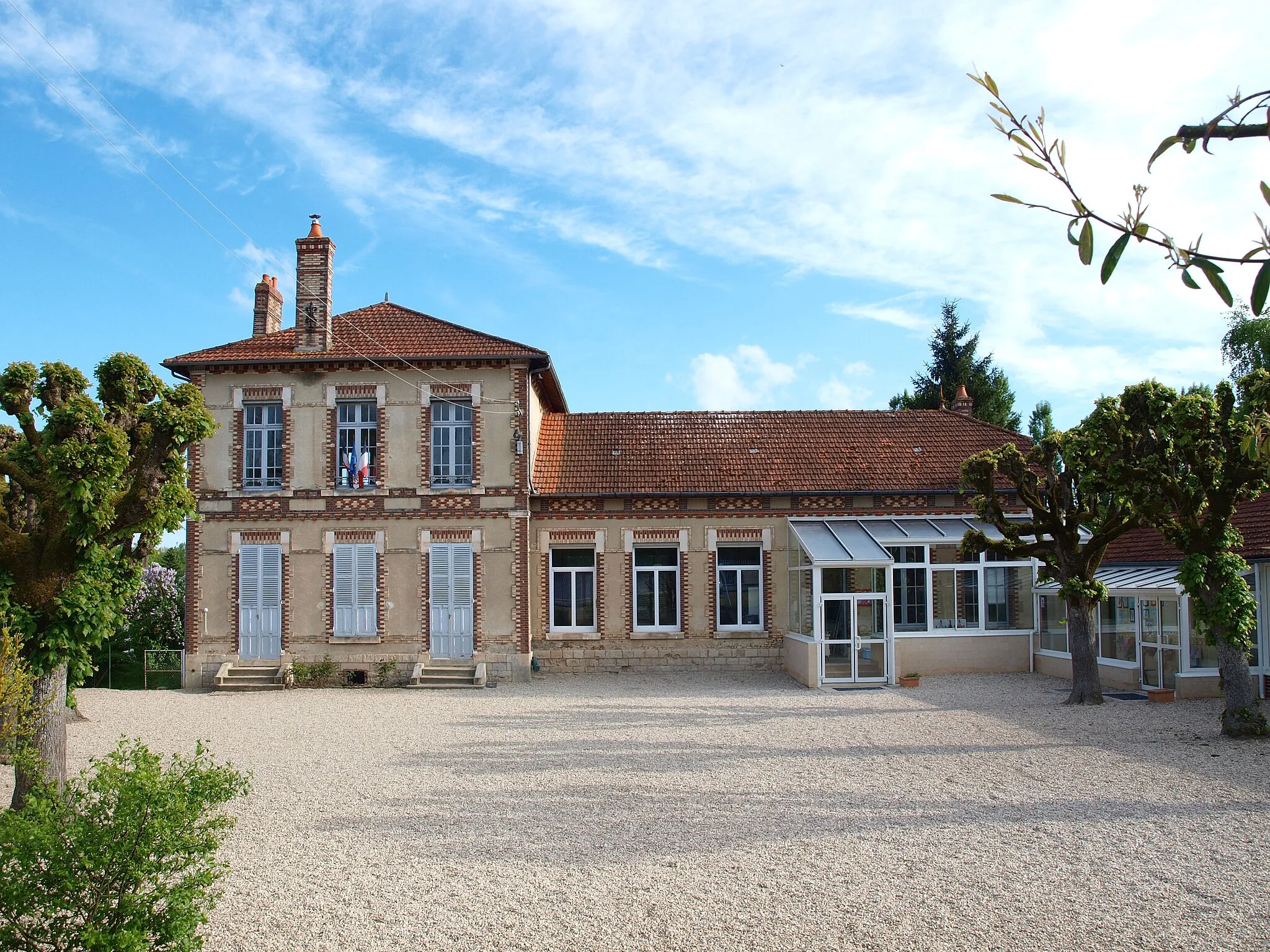 Photo showing: Laduz (Yonne, France) ; la mairie-école