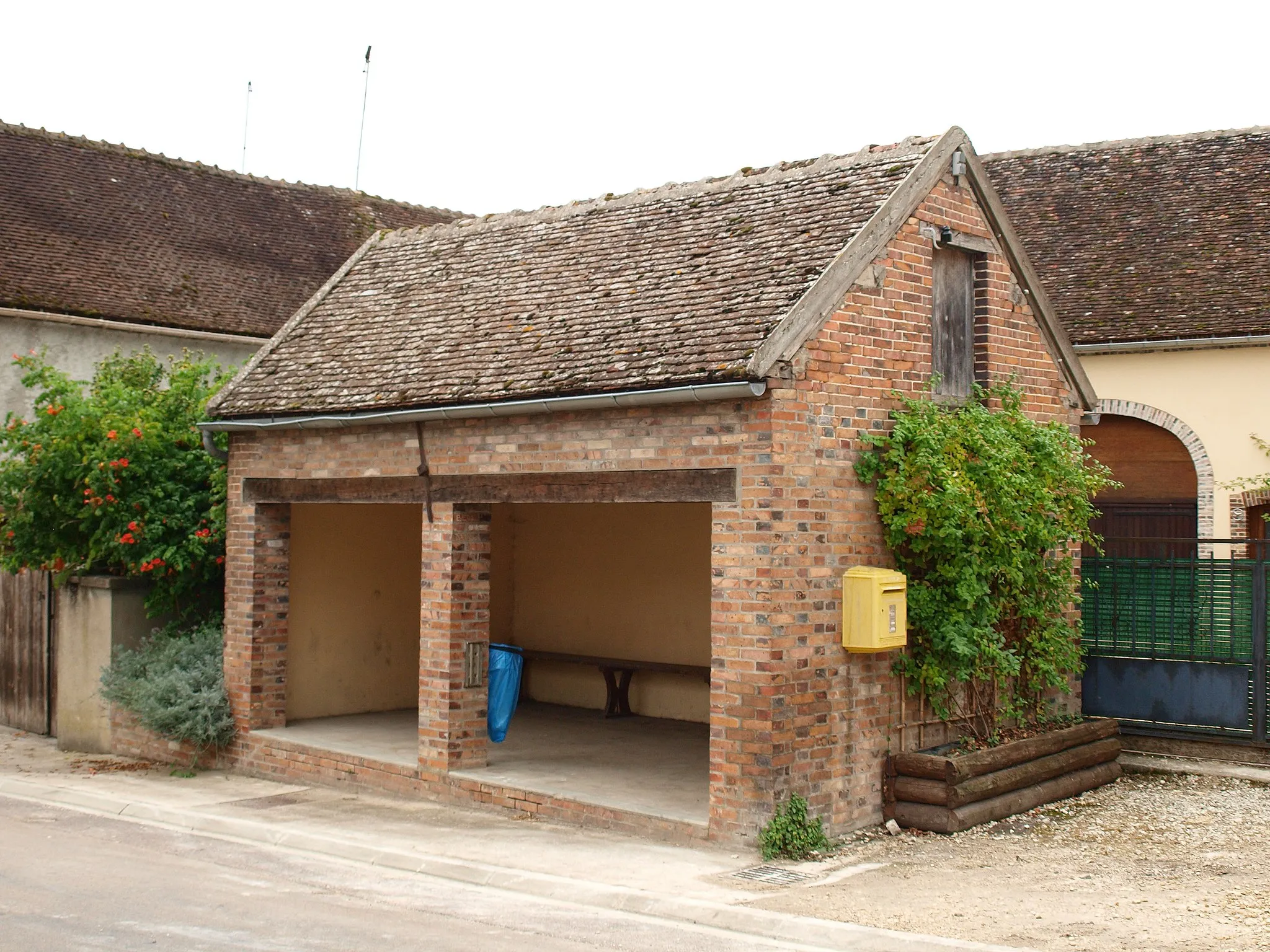 Photo showing: Précy-sur-Vrin (Yonne, France) ; abribus