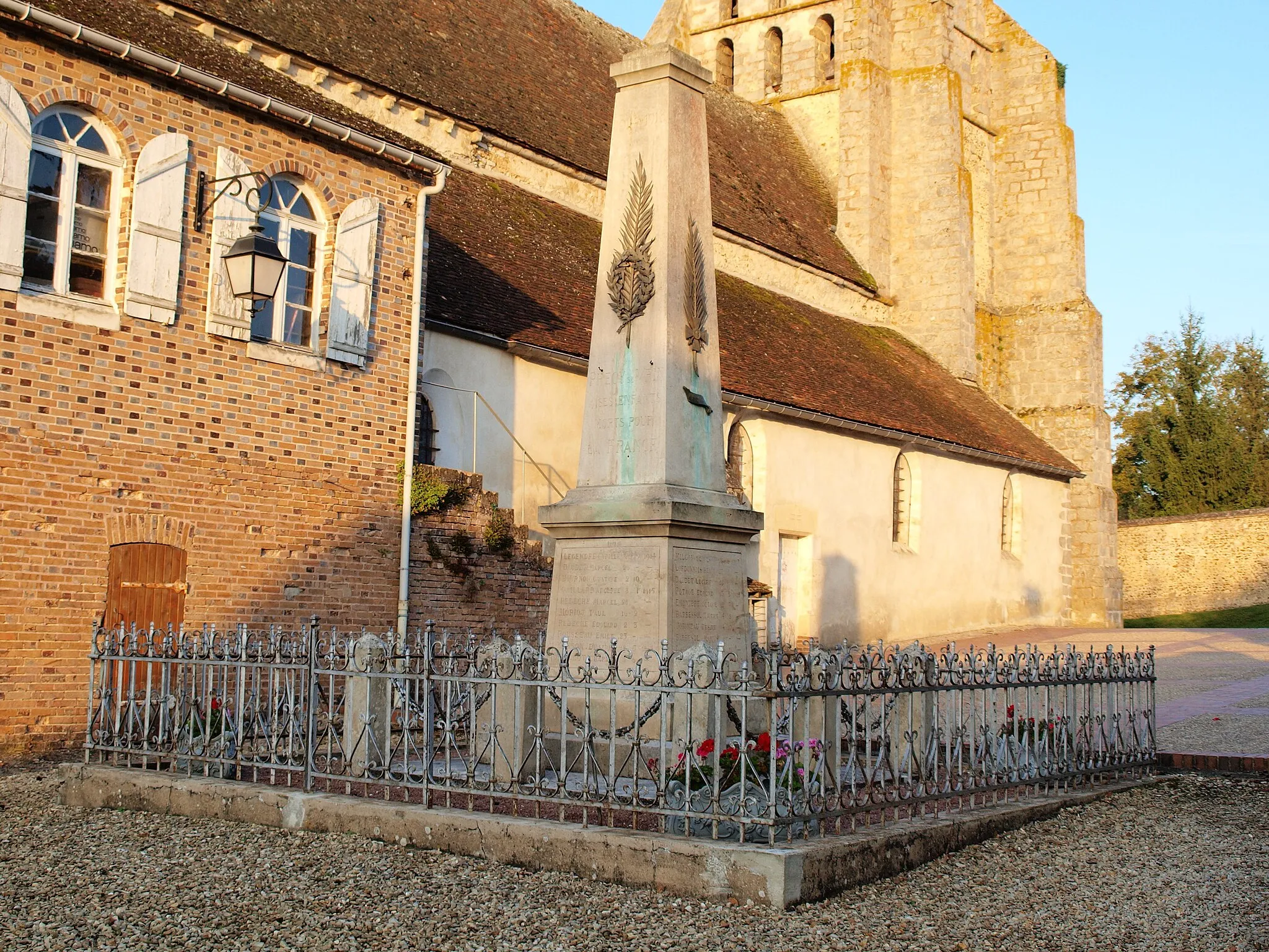 Photo showing: Précy-sur-Vrin (Yonne, France) ; monument aux morts