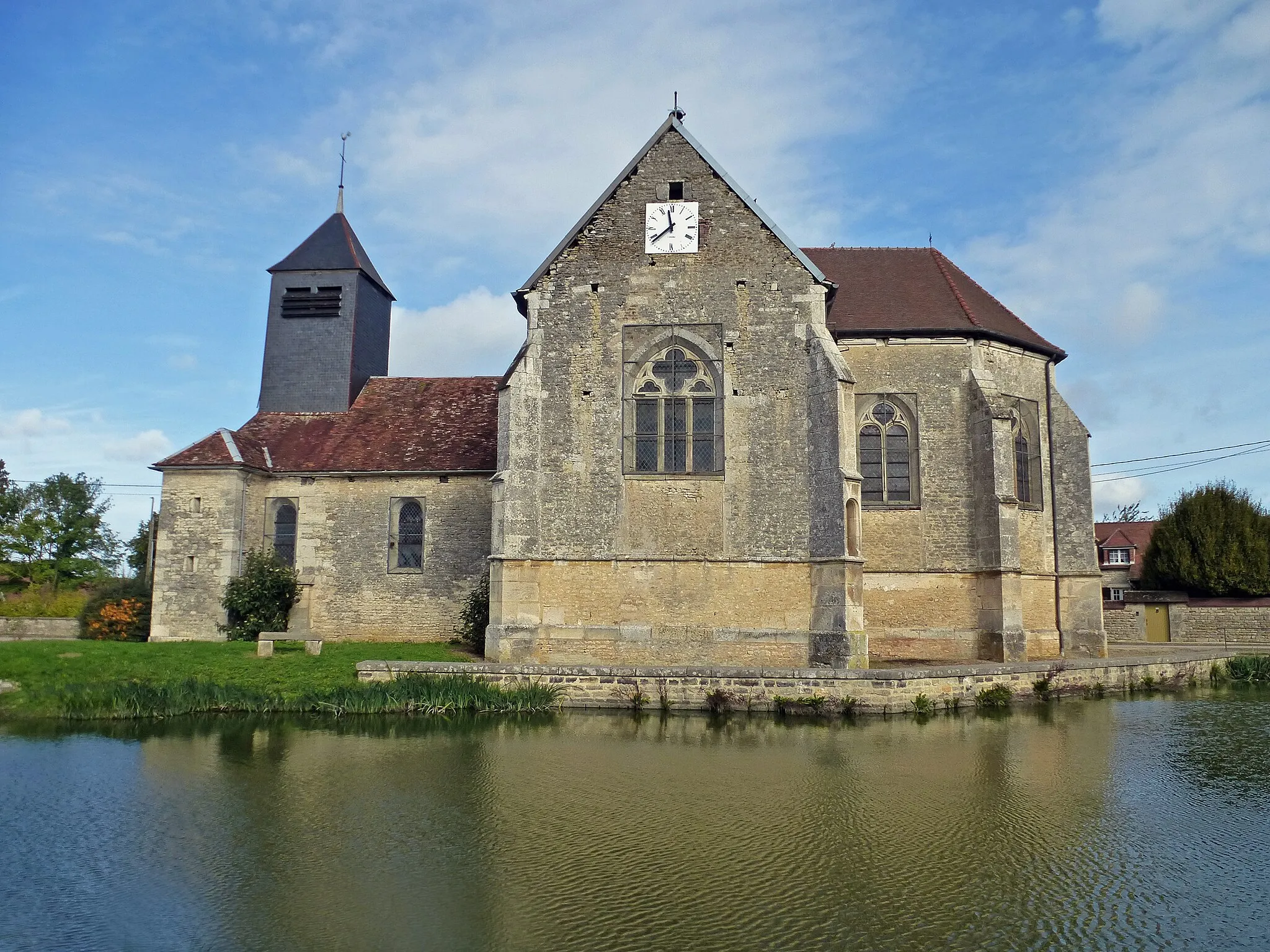 Photo showing: L'église (16-19eme siècle) baigne dans une mare