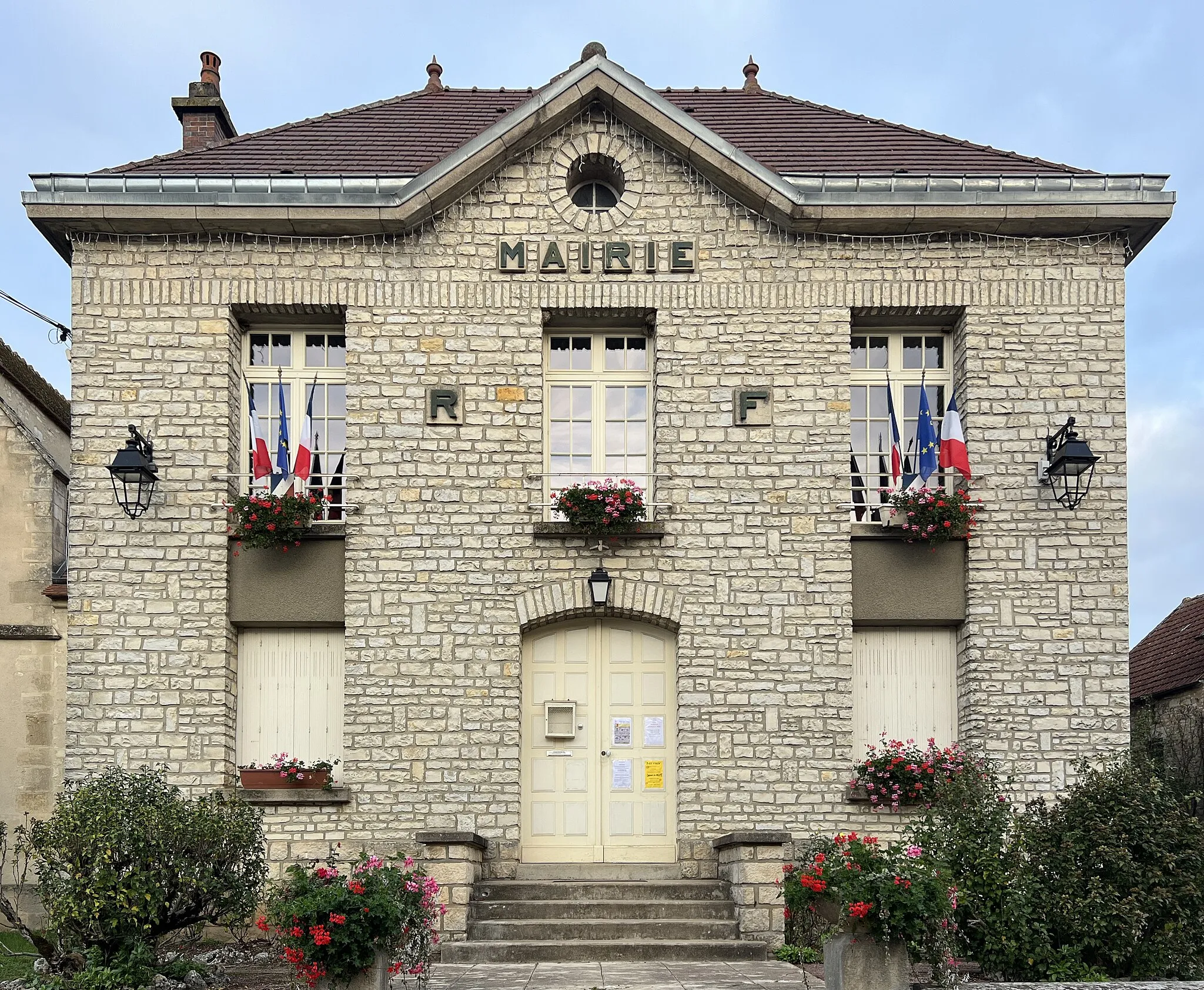 Photo showing: Mairie de Nitry.