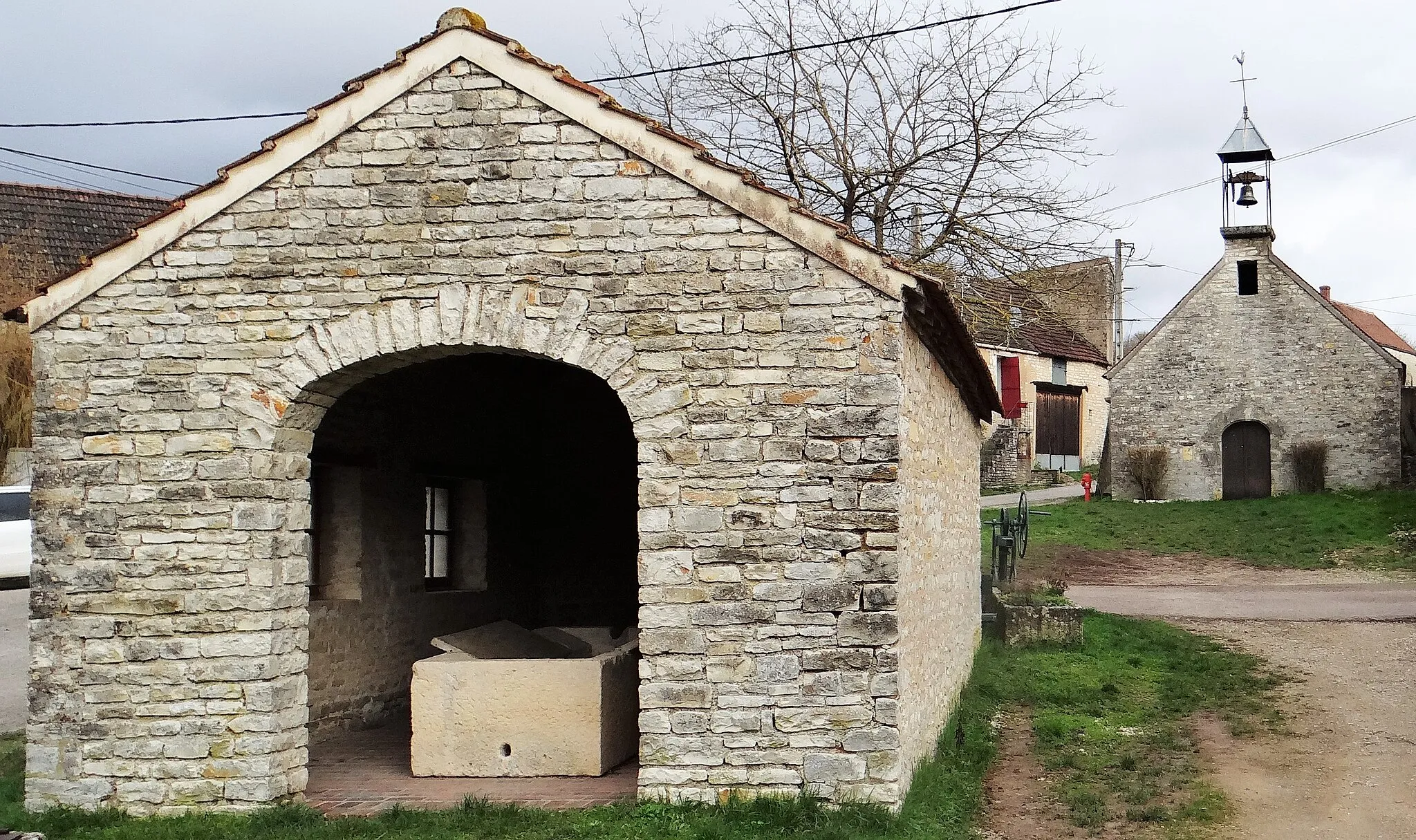 Photo showing: Chapelle Saint-Georges, hameau de Val-de-Mâlon, commune de Joux-la-Ville et lavoir