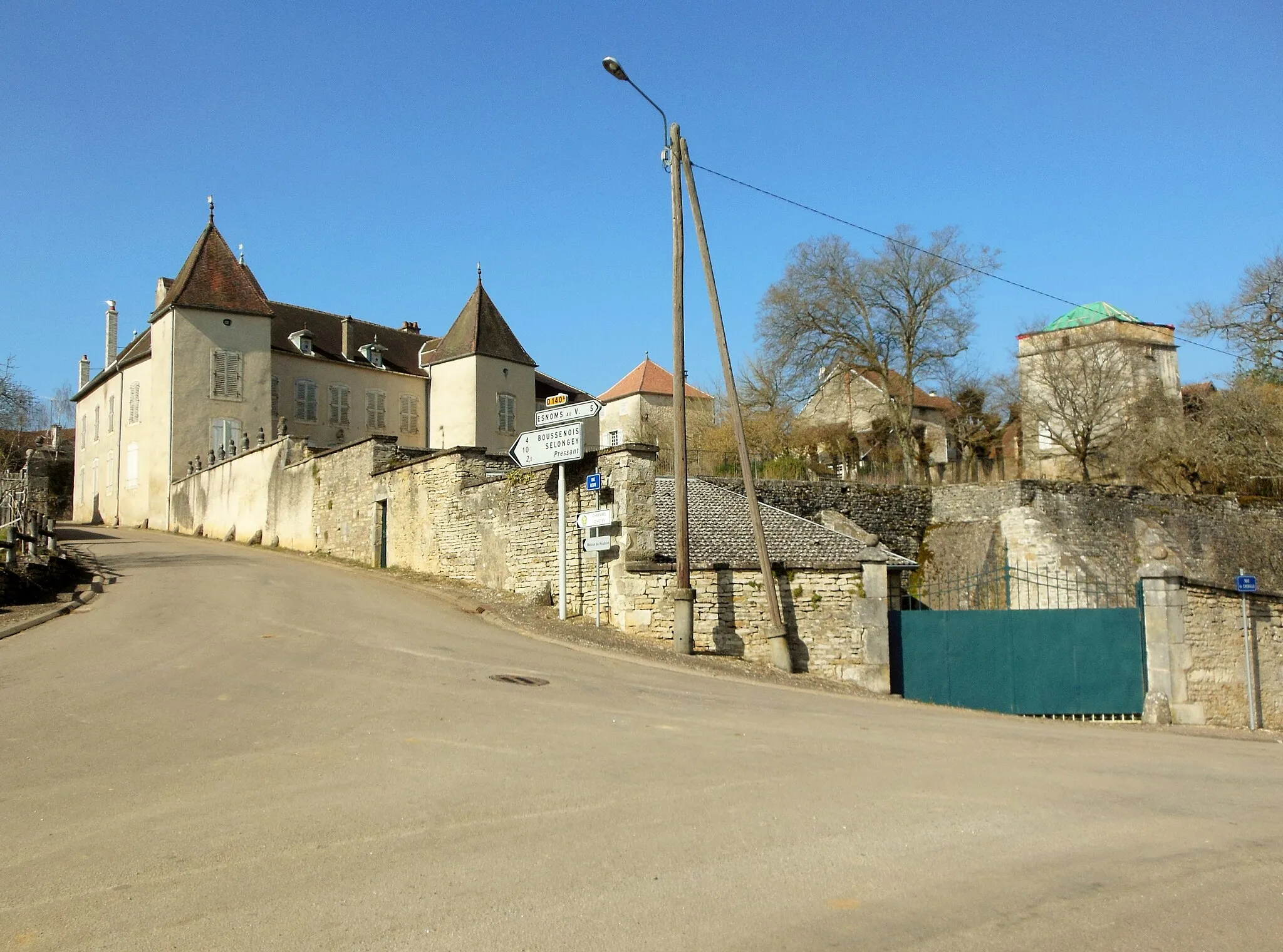 Photo showing: Photographie de la maison-forte, depuis la Rue Princey, à Rivière-les-Fosses (Haute-Marne).