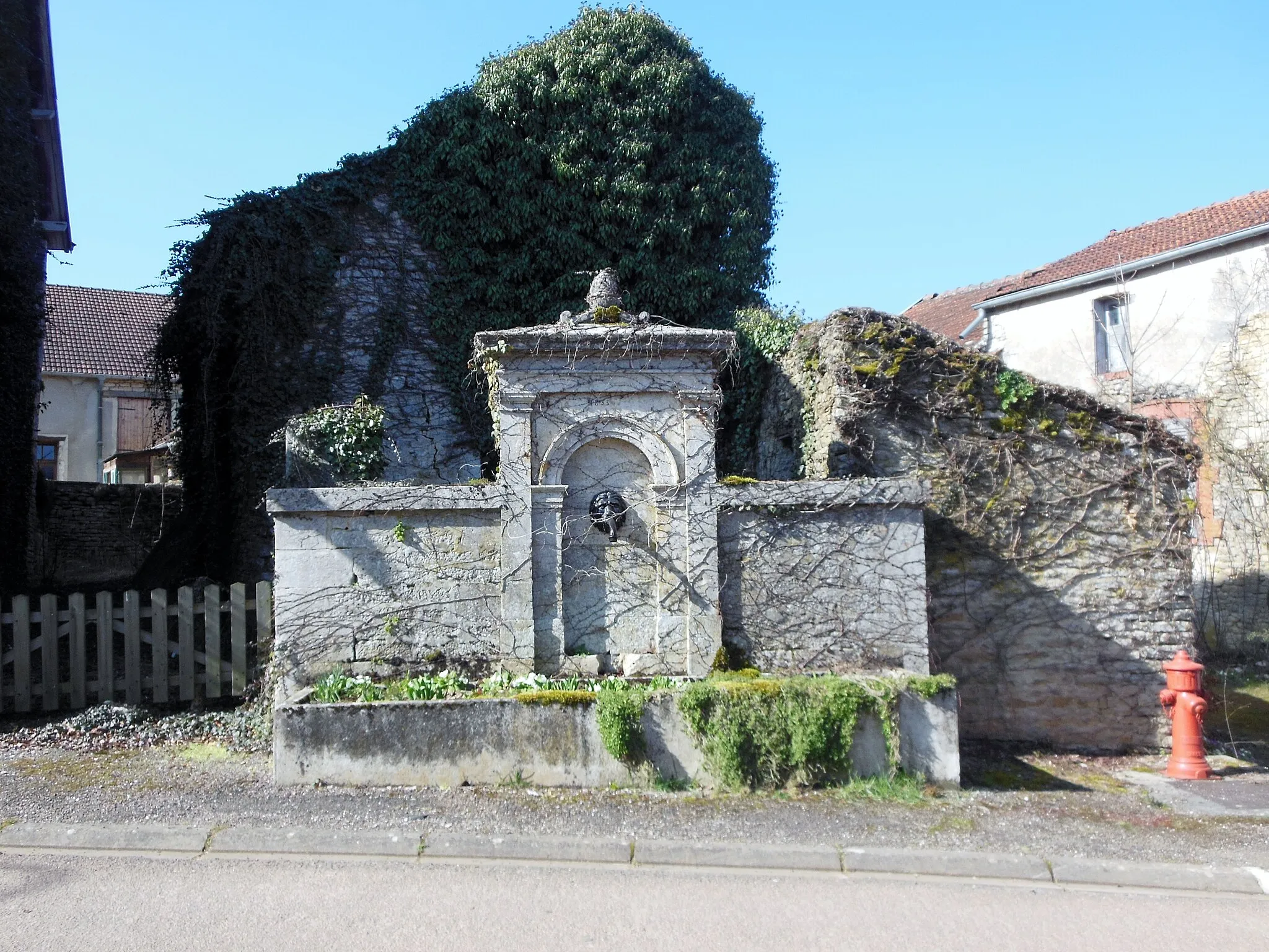 Photo showing: Photographie de la fontaine, Rue Neuve, à Rivière-les-Fosses (Haute-Marne).