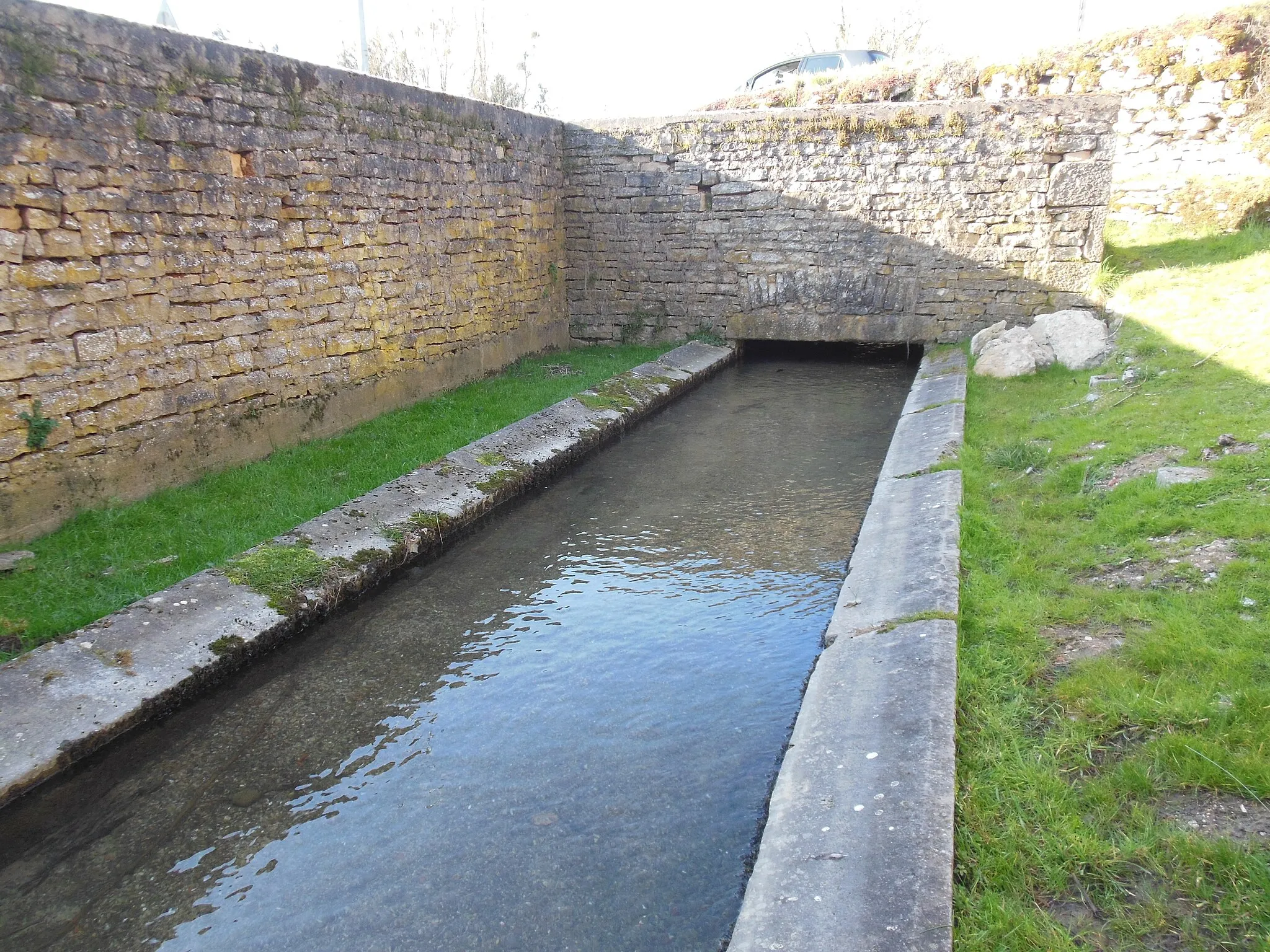 Photo showing: Photographie du lavoir, Rue Princey, à Rivière-les-Fosses (Haute-Marne).