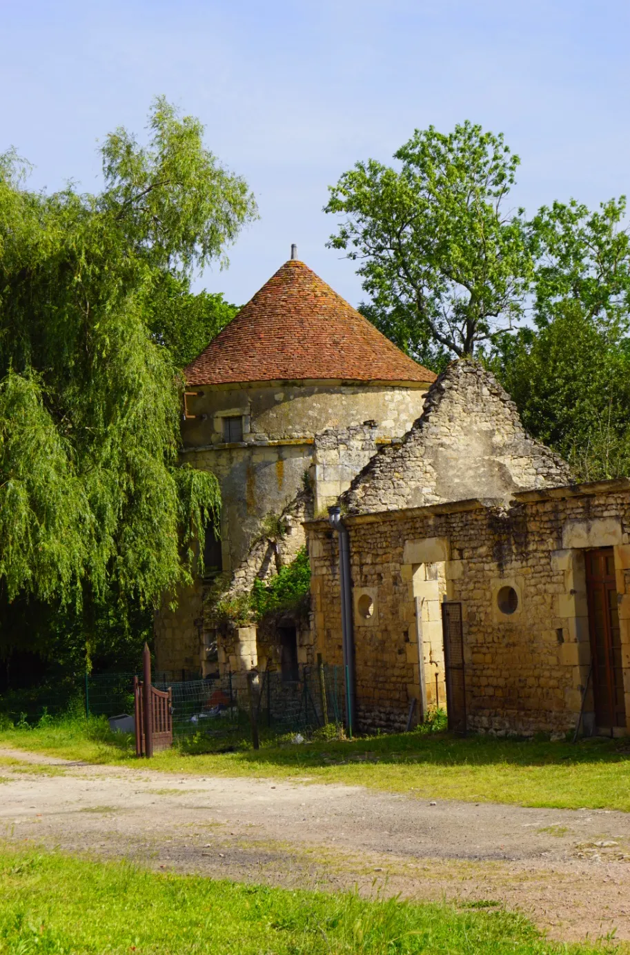 Photo showing: Pigeonnier du Chateau des Eveques