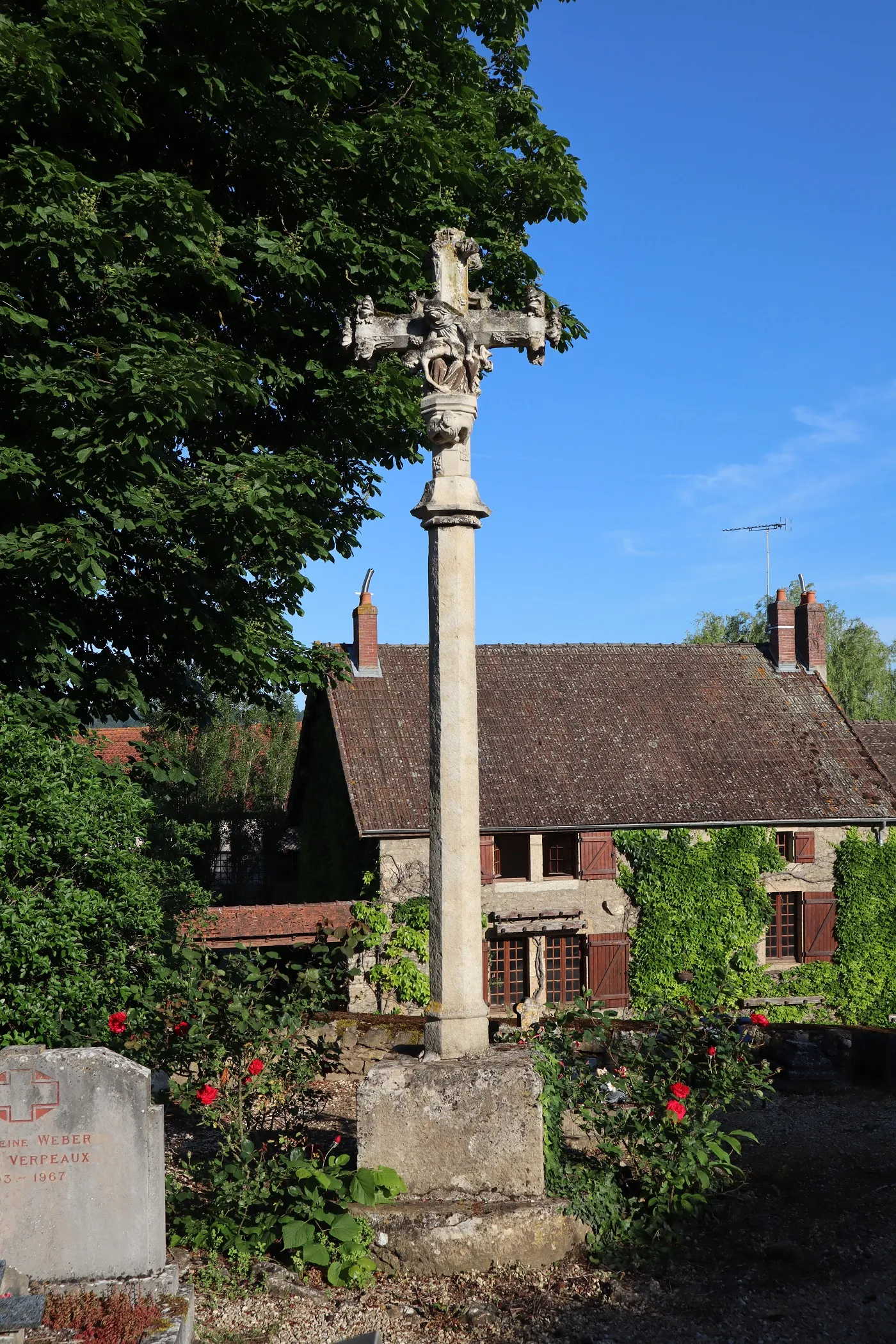 Photo showing: Croix de cimetière de Thoisy-le-Désert (21).