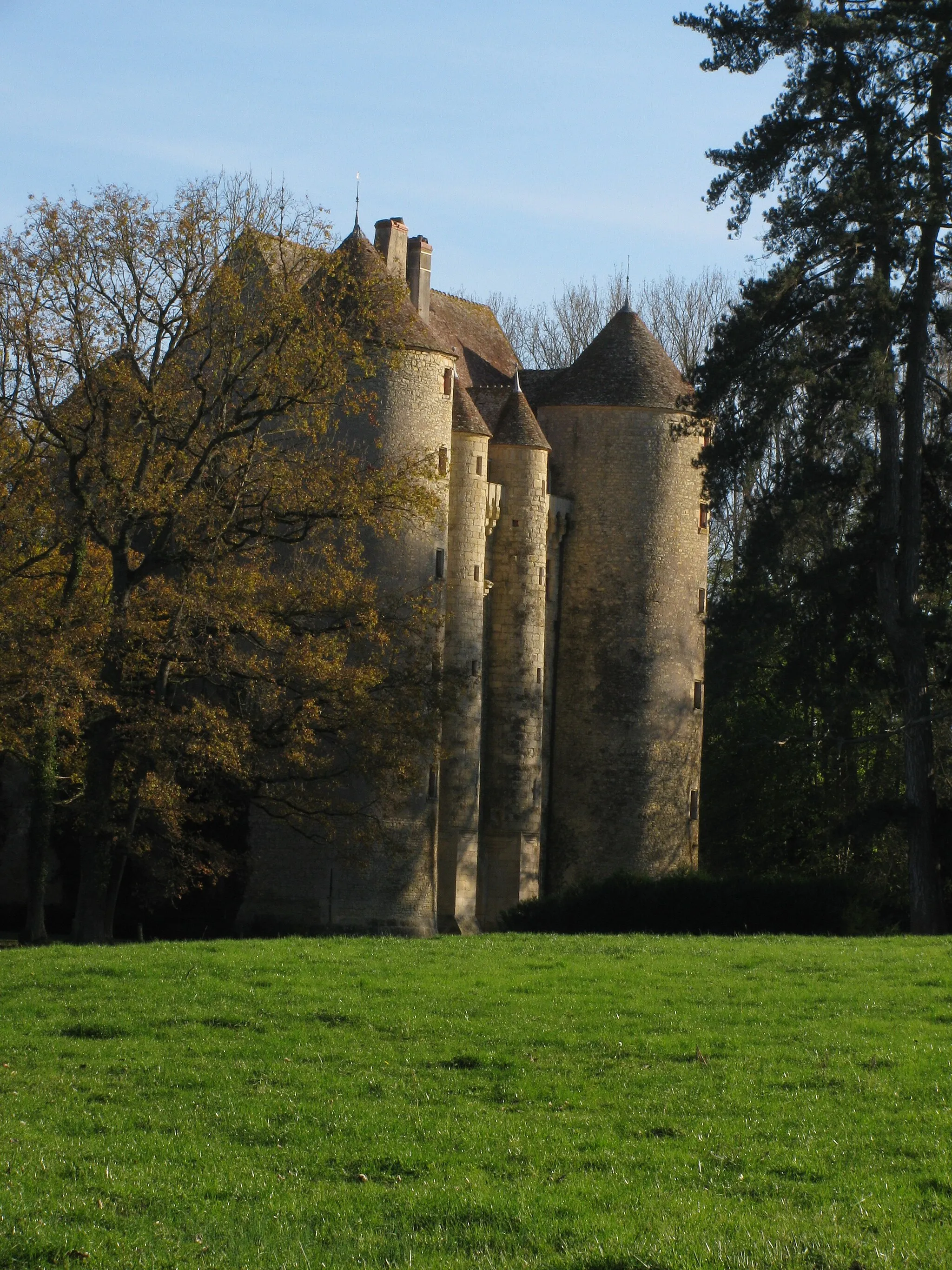 Photo showing: Le vieux château de Chevenon, à Chevenon, Nièvre, France.