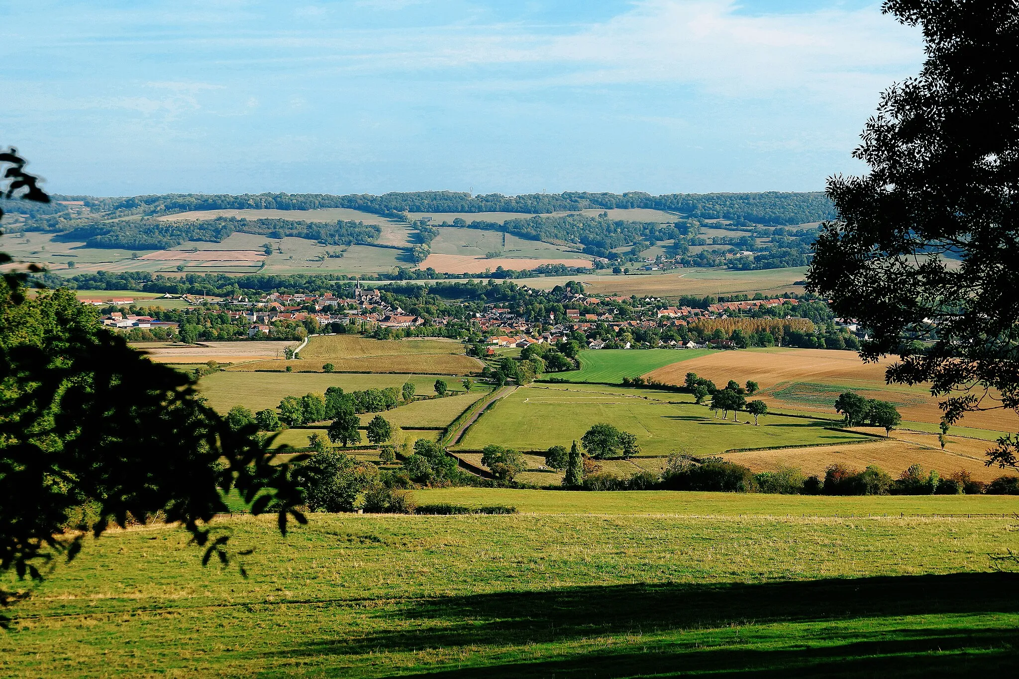 Photo showing: Point de vue sur Vitteaux dans le val de la Brenne depuis la côte des Granges-de-Vesvres