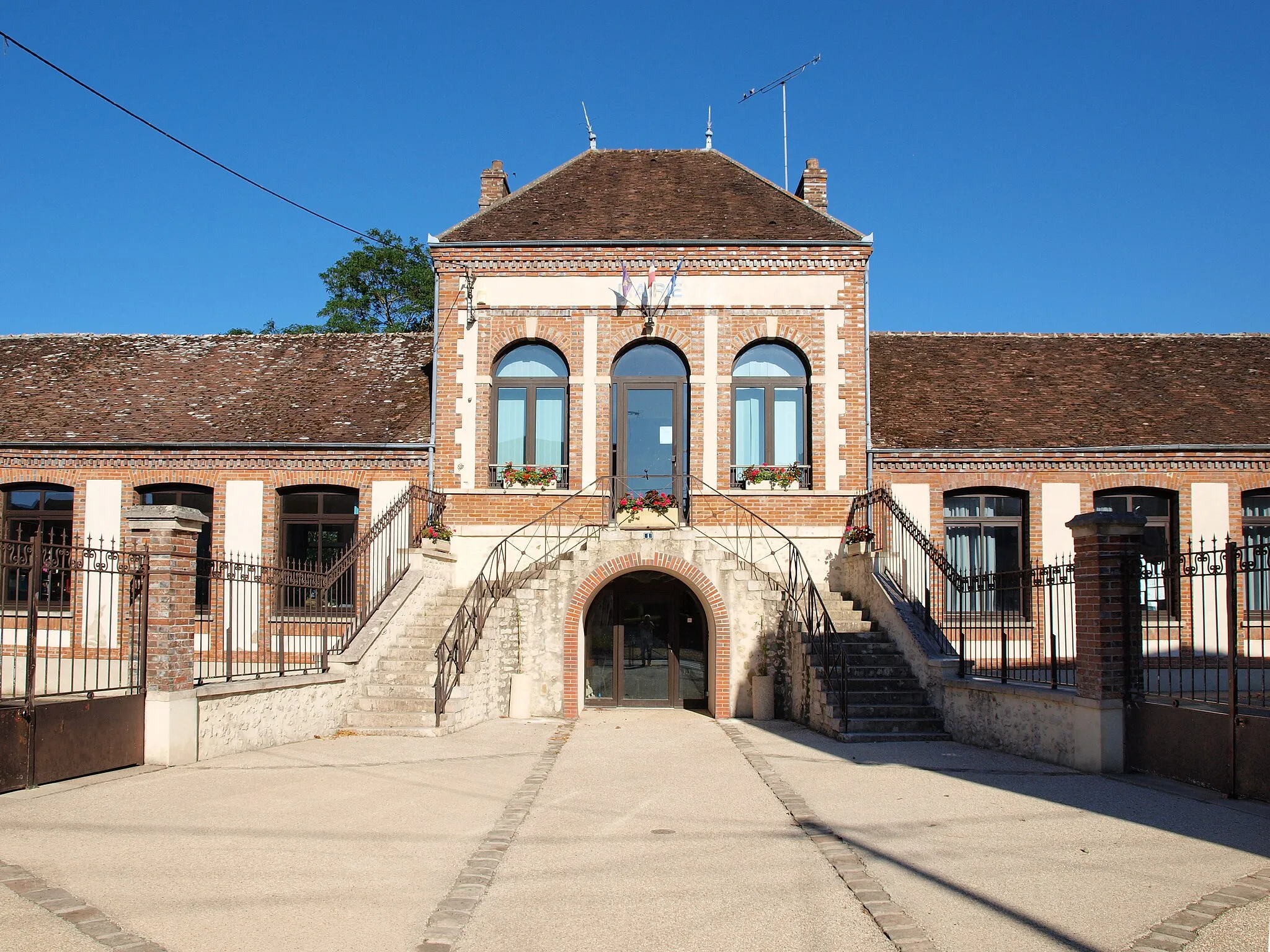 Photo showing: Mairie-école de Villebéon (Seine-et-Marne, France)