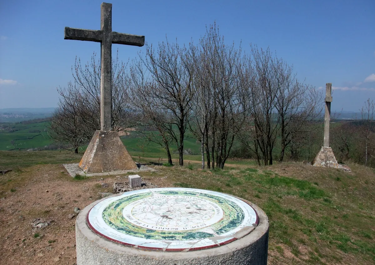Photo showing: La table d'orientation et deux des trois croix situés au sommet du mont Dardon.