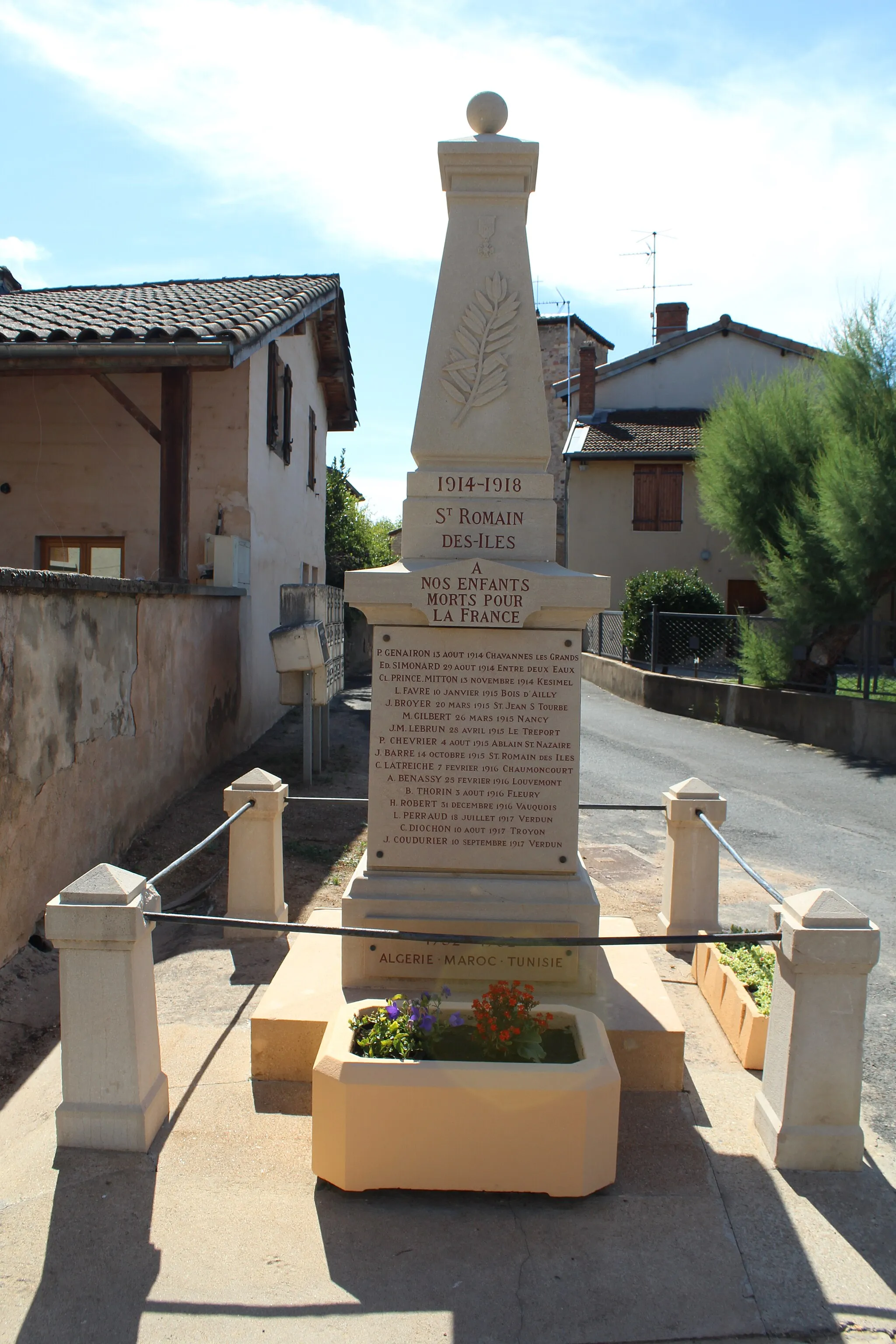 Photo showing: Monument aux morts de Saint-Romain-des-Îles, Saint-Symphorien-d'Ancelles.
