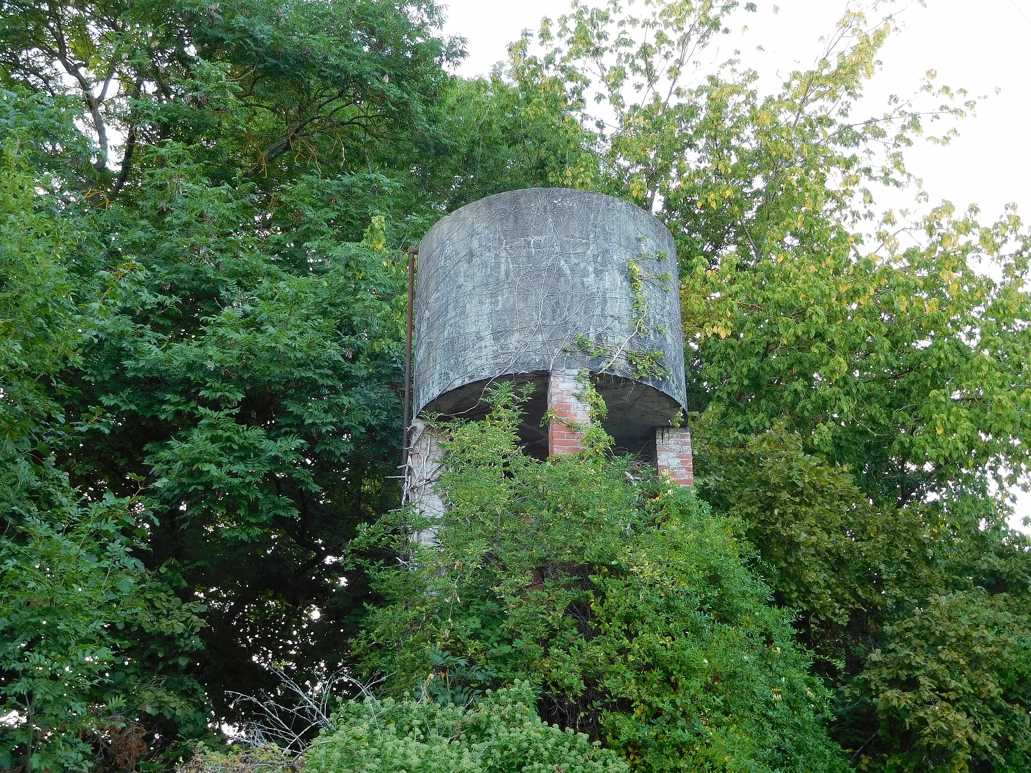 Photo showing: Château d'eau ancien ; rue du Puits Taupin, Saint-Satur, Cher, France.