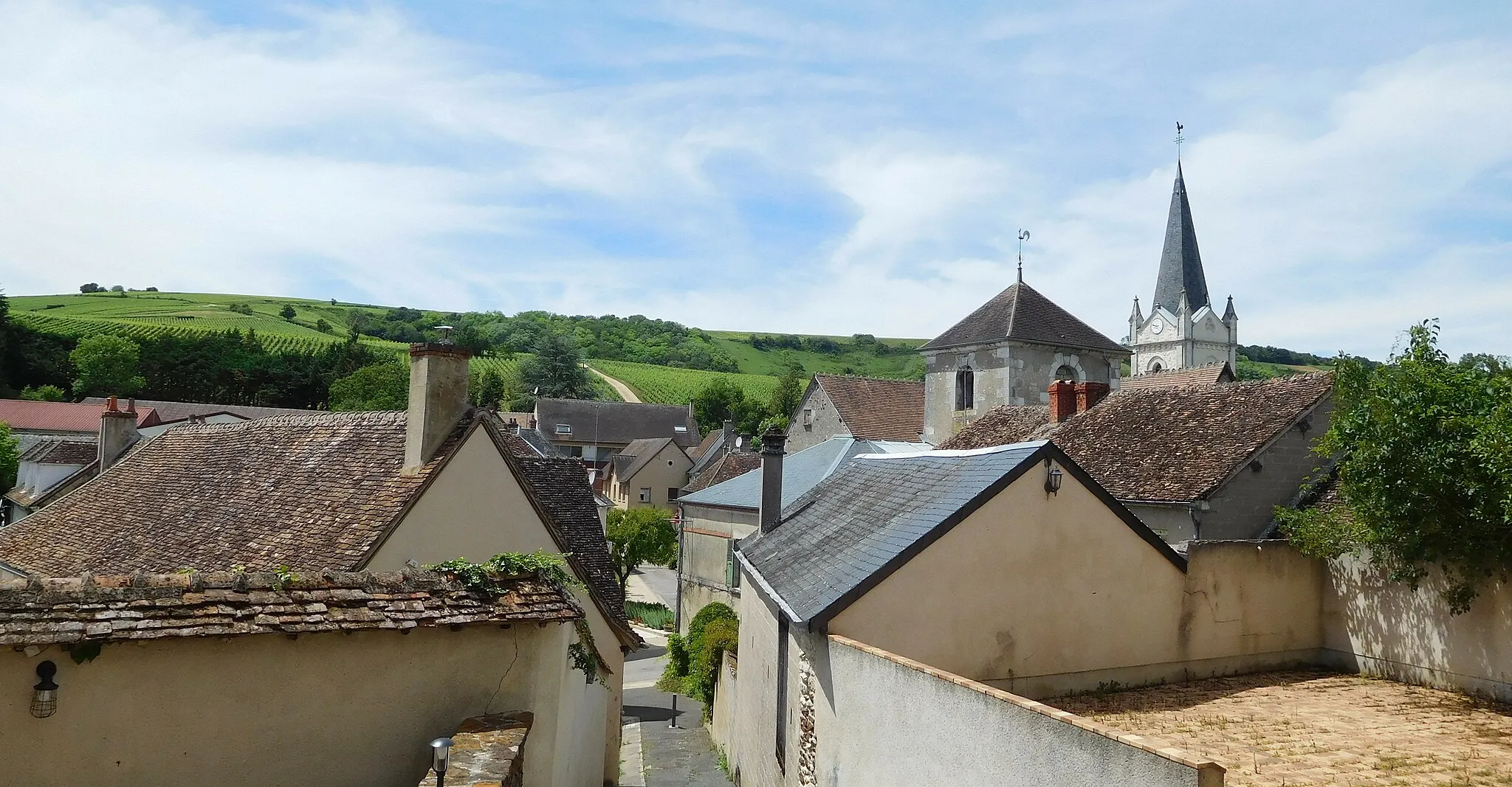Photo showing: L'église (clocher), des toits et un coteau (au loin) de Bué, Cher, France.