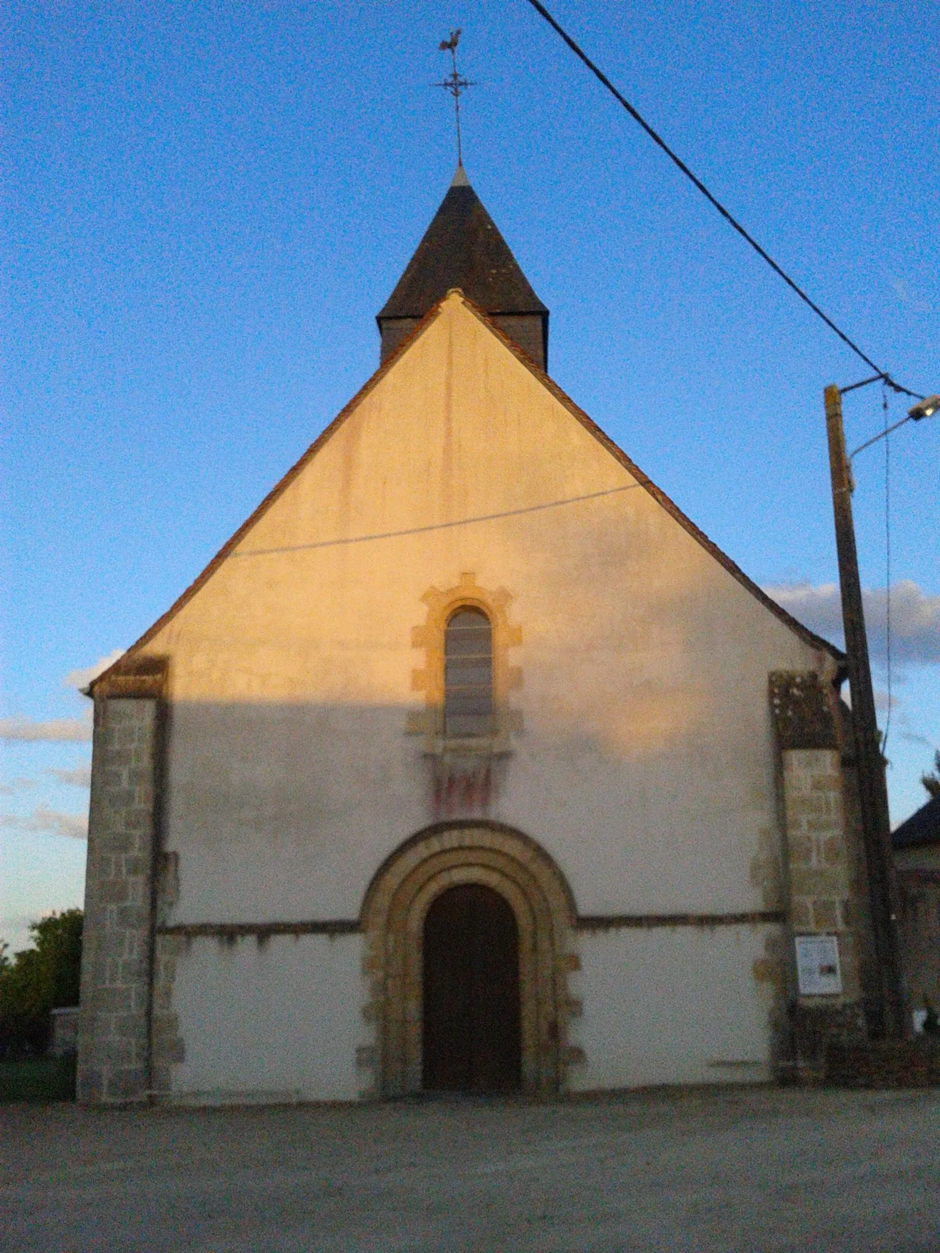 Photo showing: Vue sur la façade principale de l'église Saint-Pierre, depuis la route Baugy-Nérondes