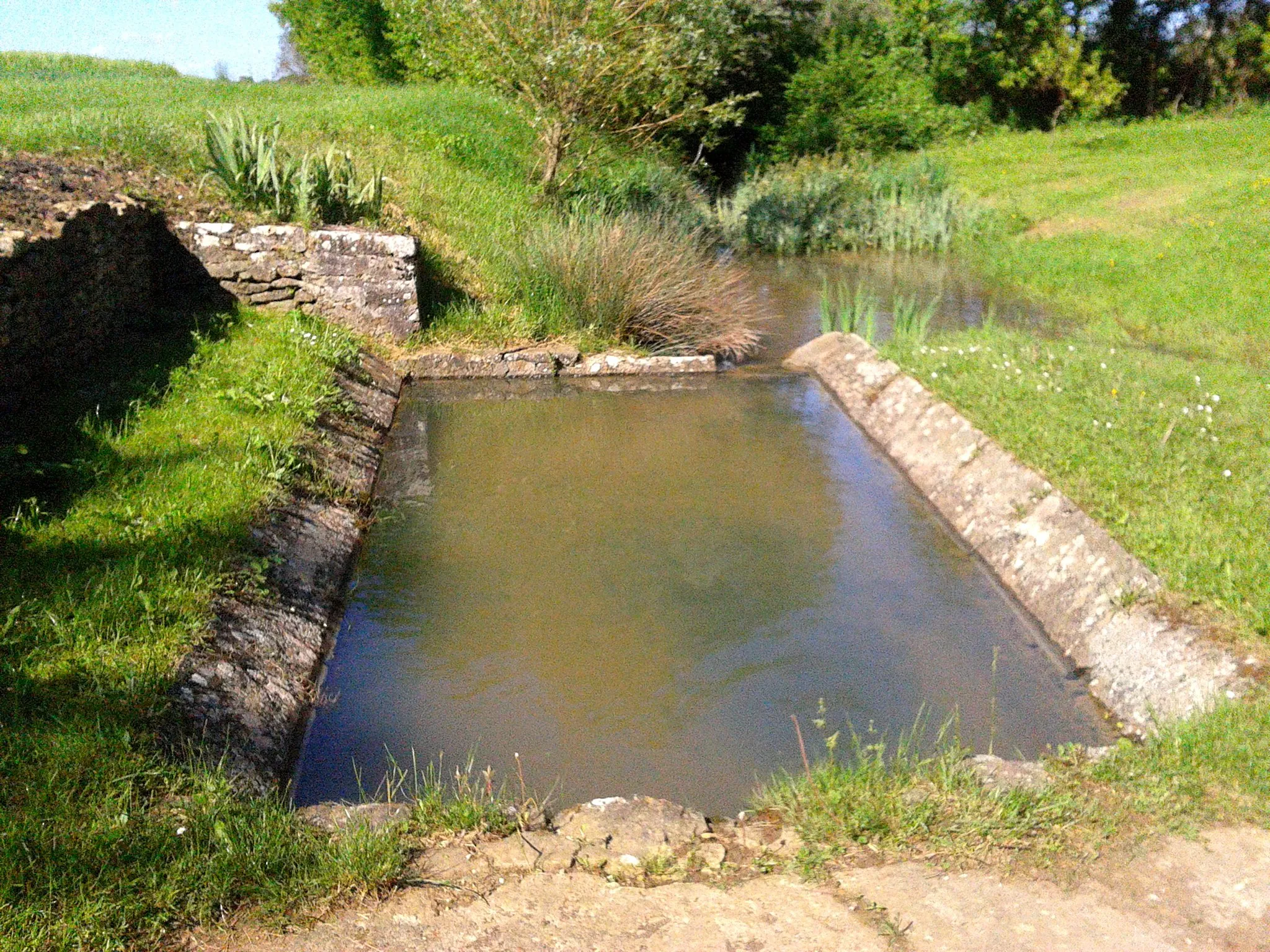 Photo showing: Vue sur le bassin du lavoir.