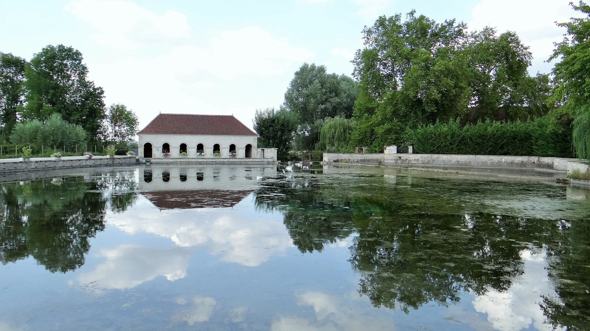 Photo showing: This building is indexed in the base Mérimée, a database of architectural heritage maintained by the French Ministry of Culture, under the reference PA89000004 .