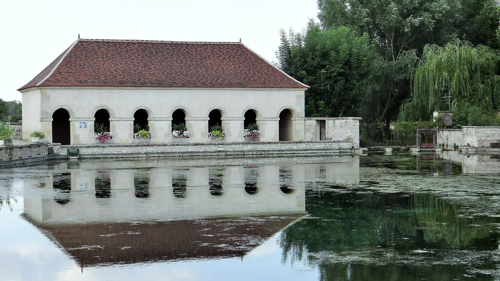 Photo showing: This building is indexed in the base Mérimée, a database of architectural heritage maintained by the French Ministry of Culture, under the reference PA89000004 .