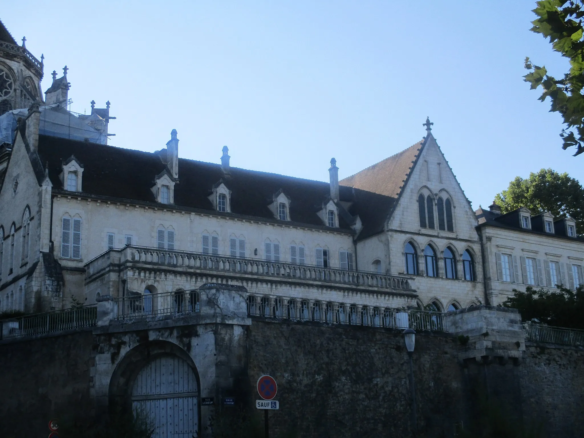 Photo showing: Ancien palais épiscopal d'Auxerre, coin de la rue Lebeuf et de la rue de la Marine. À gauche, la galerie romane surmontée d'une terrasse ouverte avec, à sa droite, le pignon sud de la salle synodale.