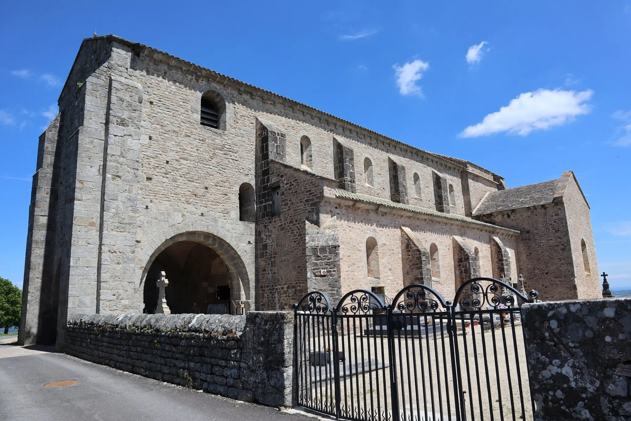 Photo showing: Extérieur de l'église Saint-Vincent à Mont-Saint-Vincent (71).