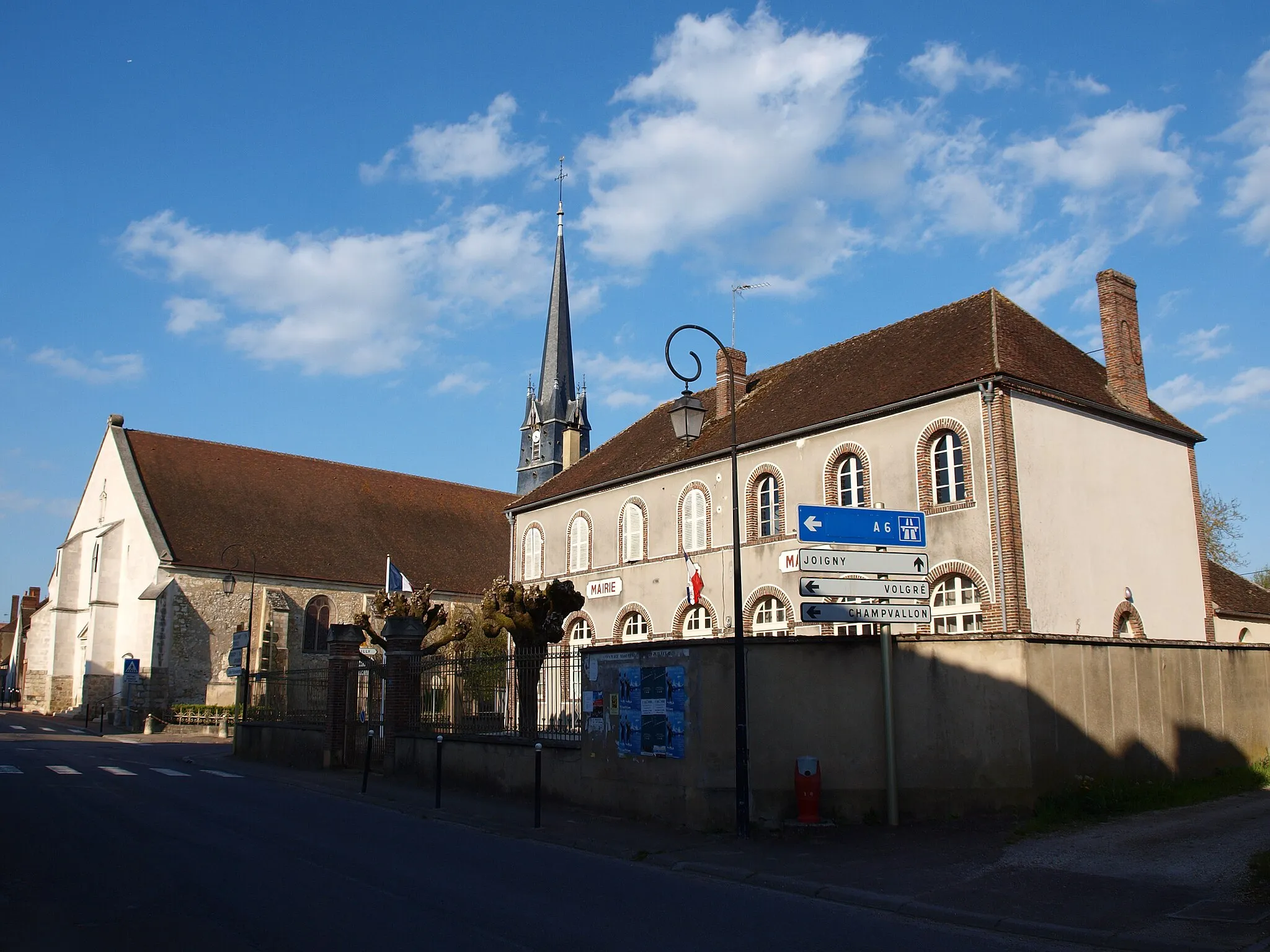 Photo showing: Senan (Yonne, France) ;  complexe municipalo-religieux