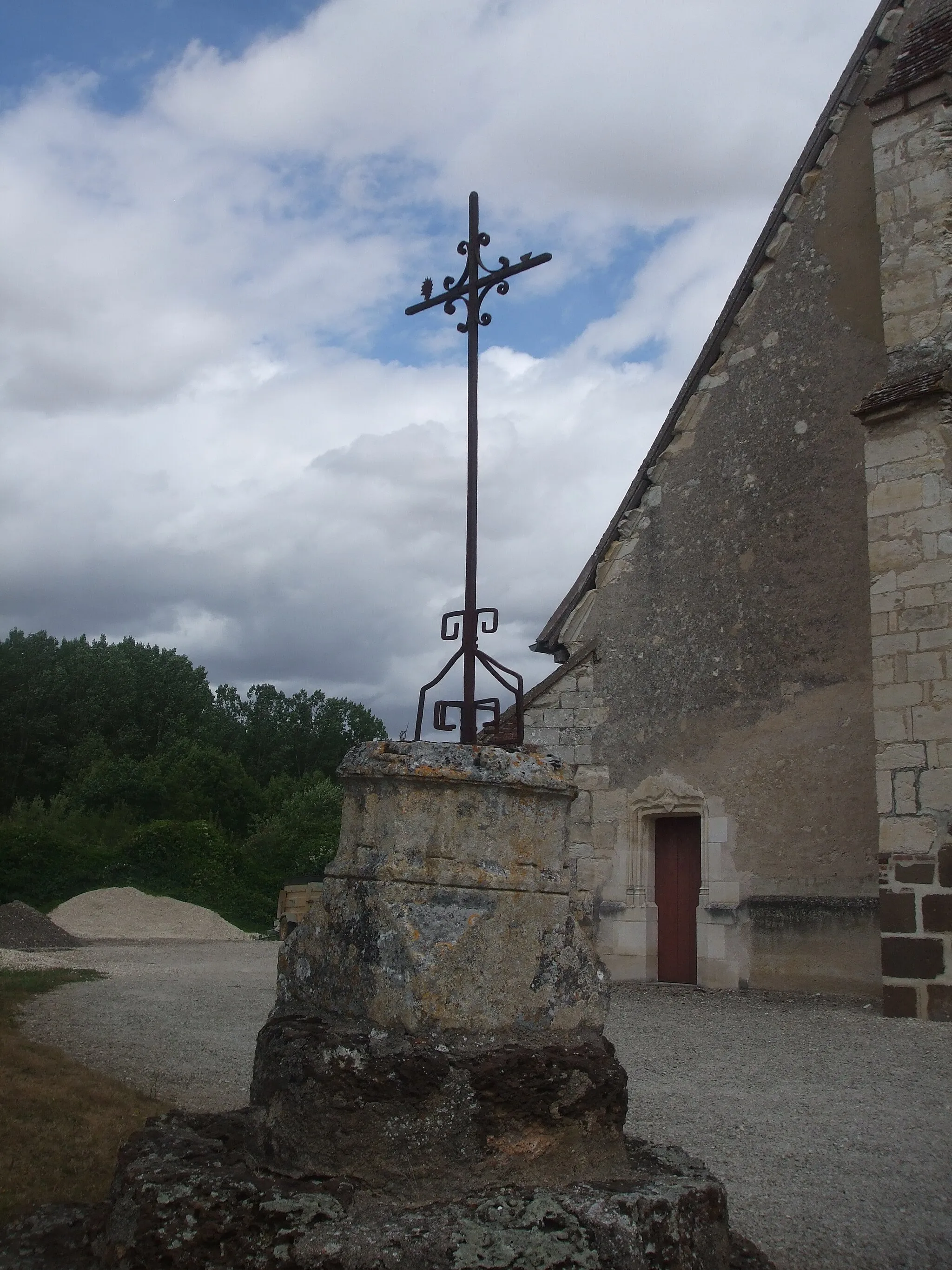 Photo showing: Croix en fer forgé devant l'église
