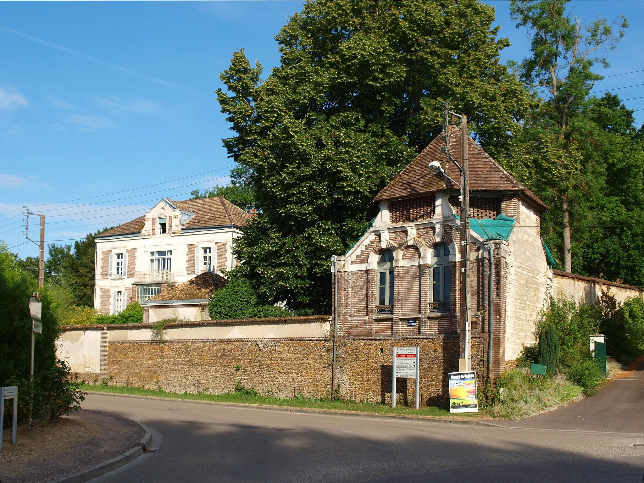 Photo showing: Guerchy (Yonne, France) ;
