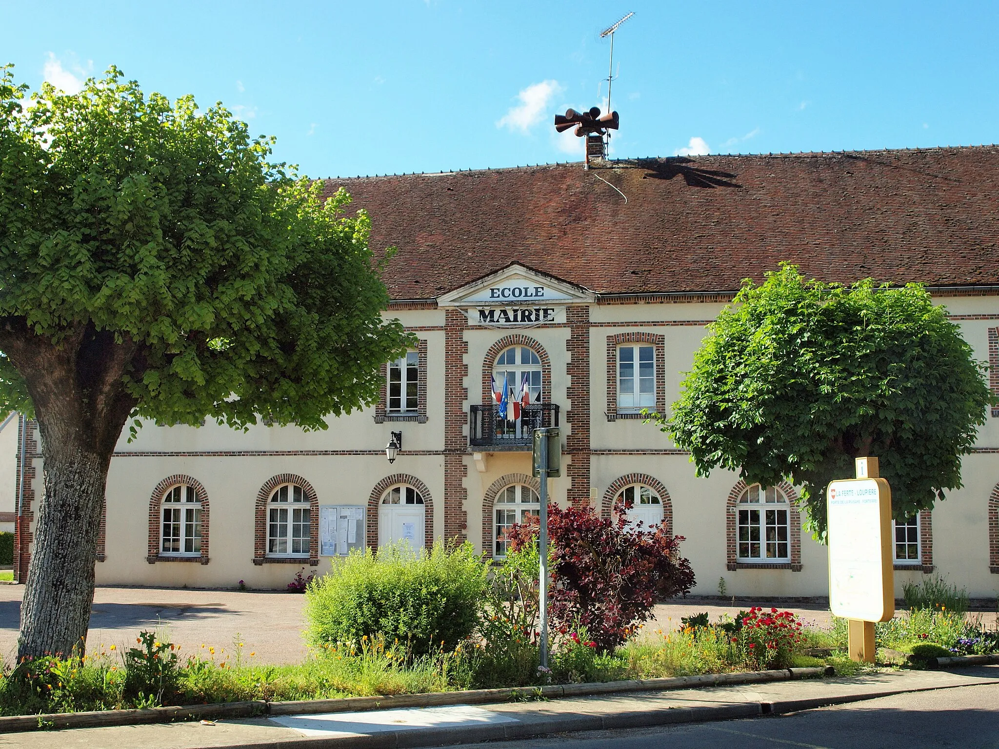 Photo showing: La Ferté-Loupière (Yonne, France) ; la mairie.