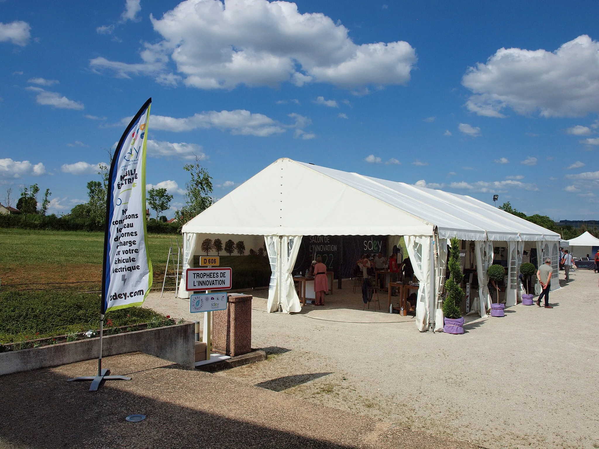 Photo showing: Salle des fêtes des Joinchères à Venoy (Yonne, France) ; salon de l'innovation 2022 organisé par le SDEY