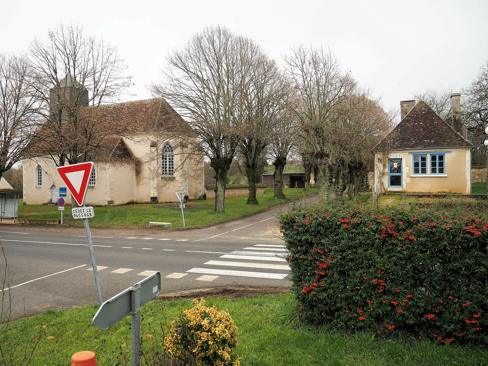 Photo showing: Le centre de Saint Céols dans le département du Cher, avec son église Notre Dame et sa mairie. La commune ne comporte que 15 habitants en 2020.