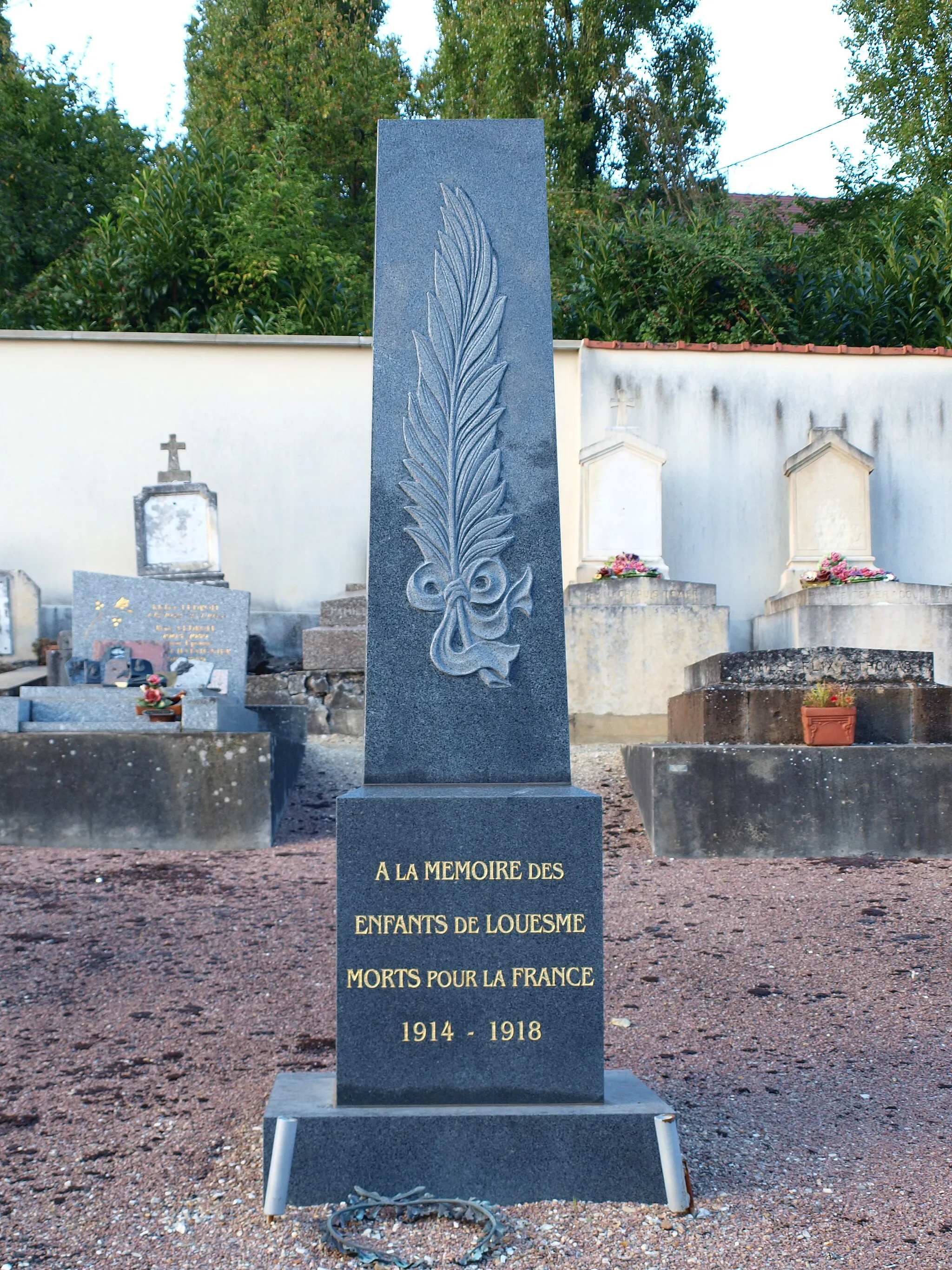 Photo showing: Champignelles (Yonne, France) ; commune associée de Louesme : monument aux morts