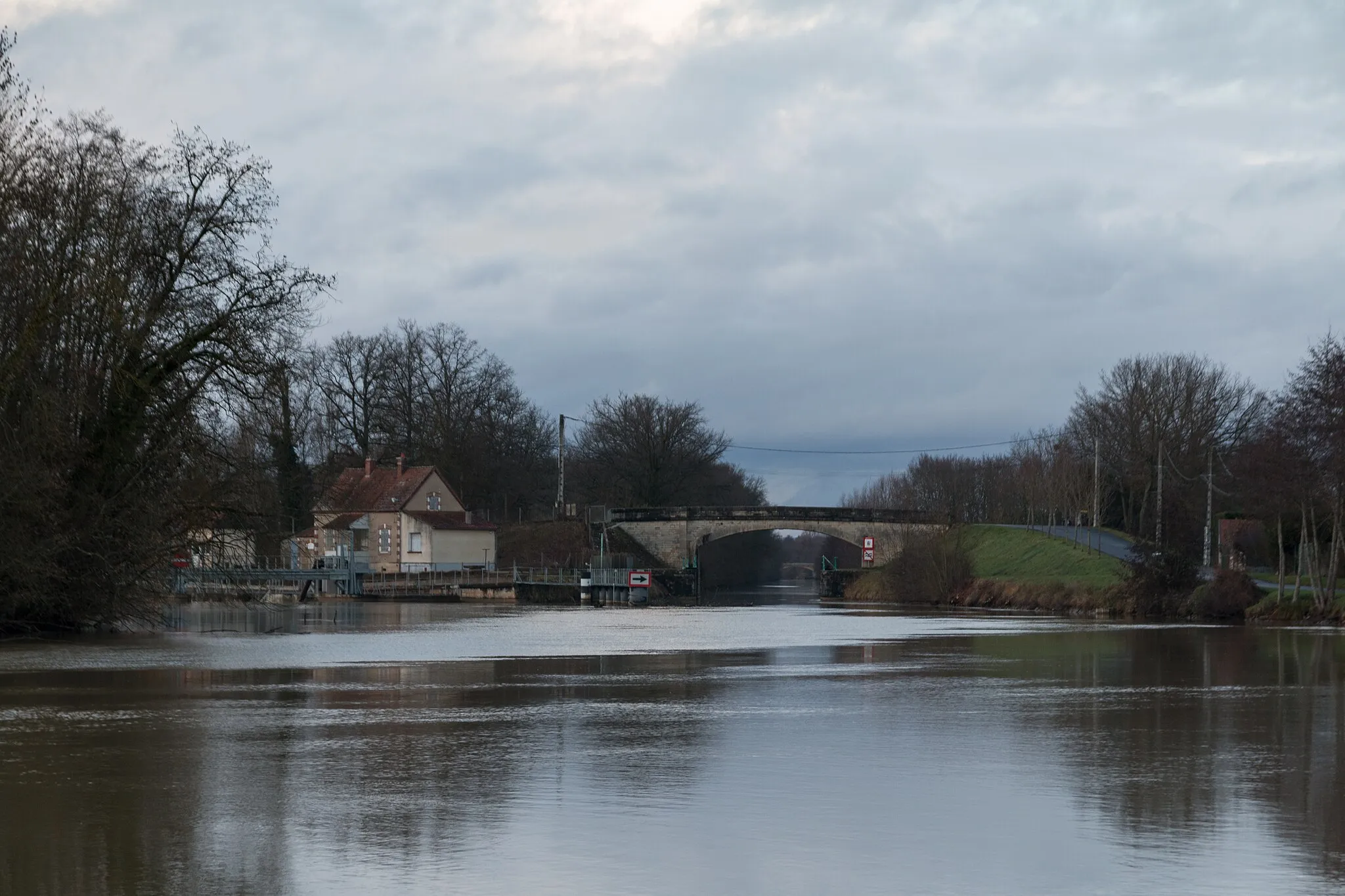 Photo showing: Canal race of Gurgy. The river Yonne flows left.