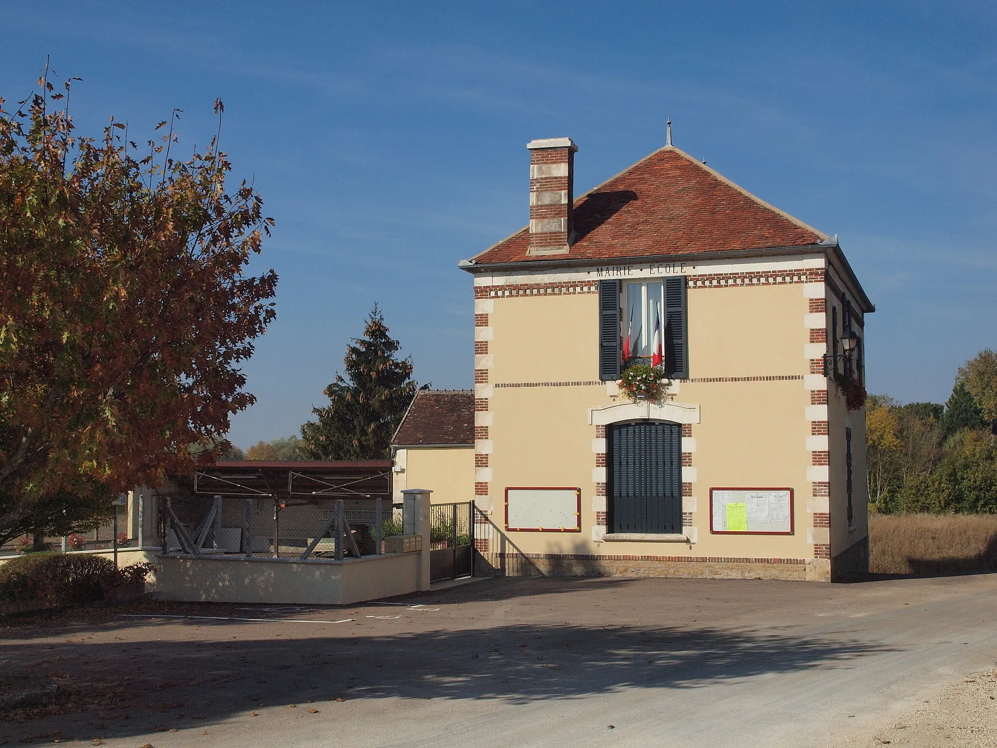 Photo showing: Mairie de Hauterive (Yonne, France)