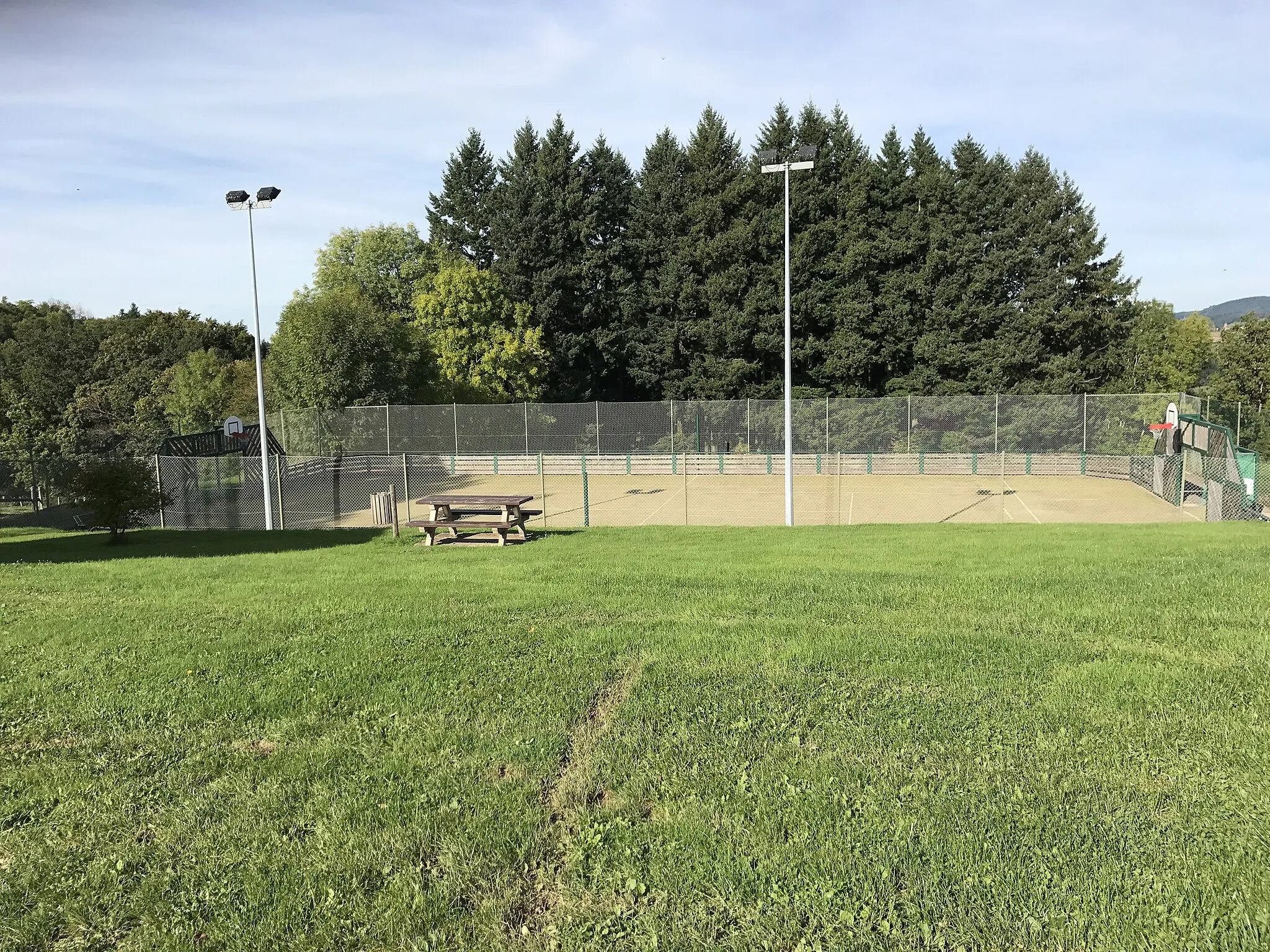 Photo showing: City-stade, situé derrière l'église, à Saint-Germain-la-Montagne (Loire, France) en octobre 2017.